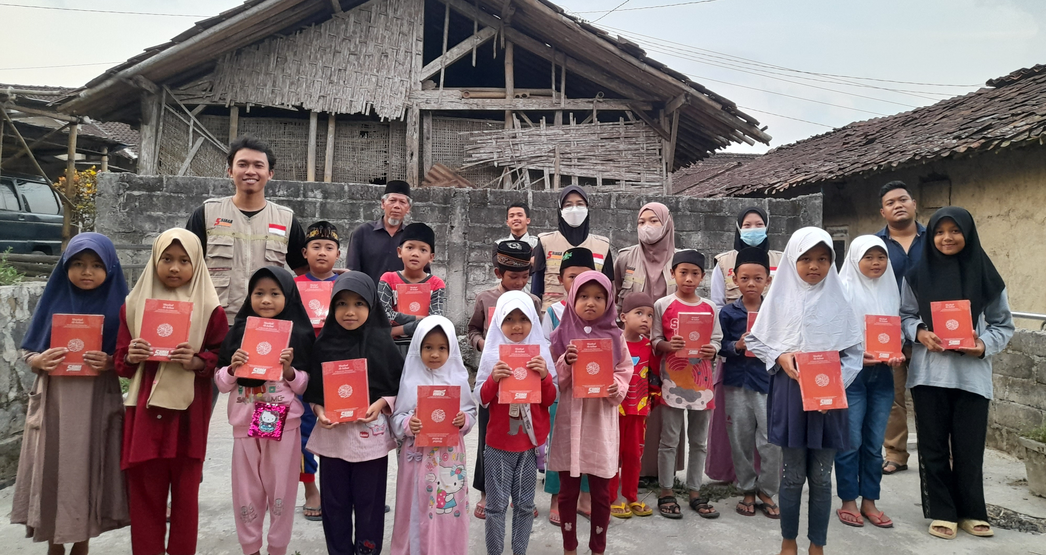 TPQ Ar-Rohman Kintelan Danupayan Bulu Temanggung Terima Al Qur'an Siaga Peduli