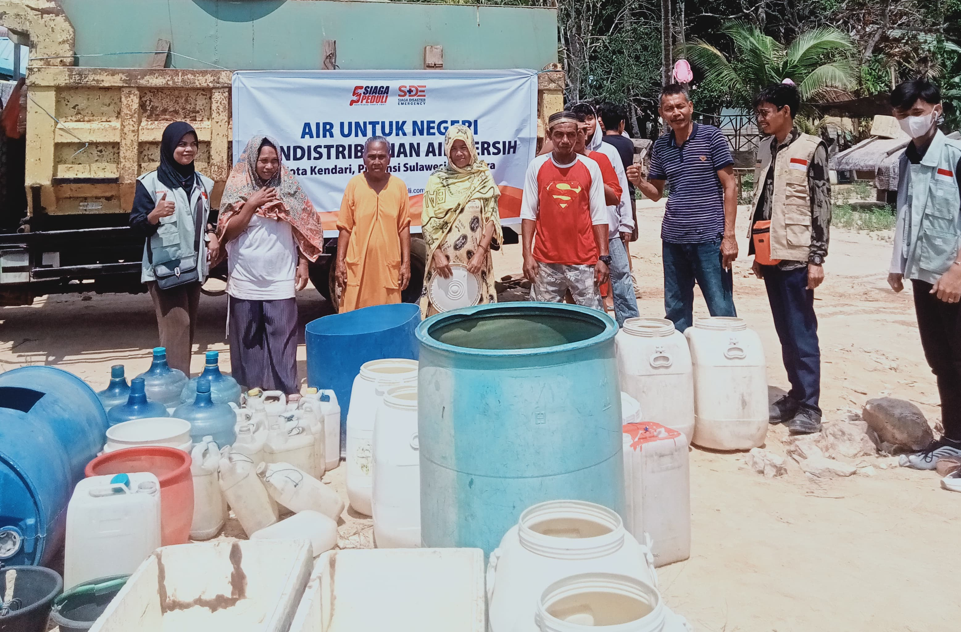 Siaga Peduli Melakukan Pendistribusian Air Bersih Untuk Wilayah kekeringan di Desa Bajoe, Kec. Soropia, Kab. Konawe.
