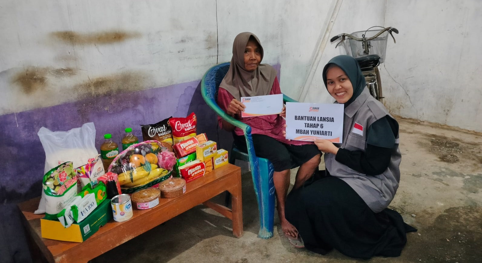 Siaga Peduli kembali menyasalurkan bantuan tahap 6 untuk Mbah Yuniarti berupa paket sembako, makanan siap santap, parcel buah dan uang tunai.