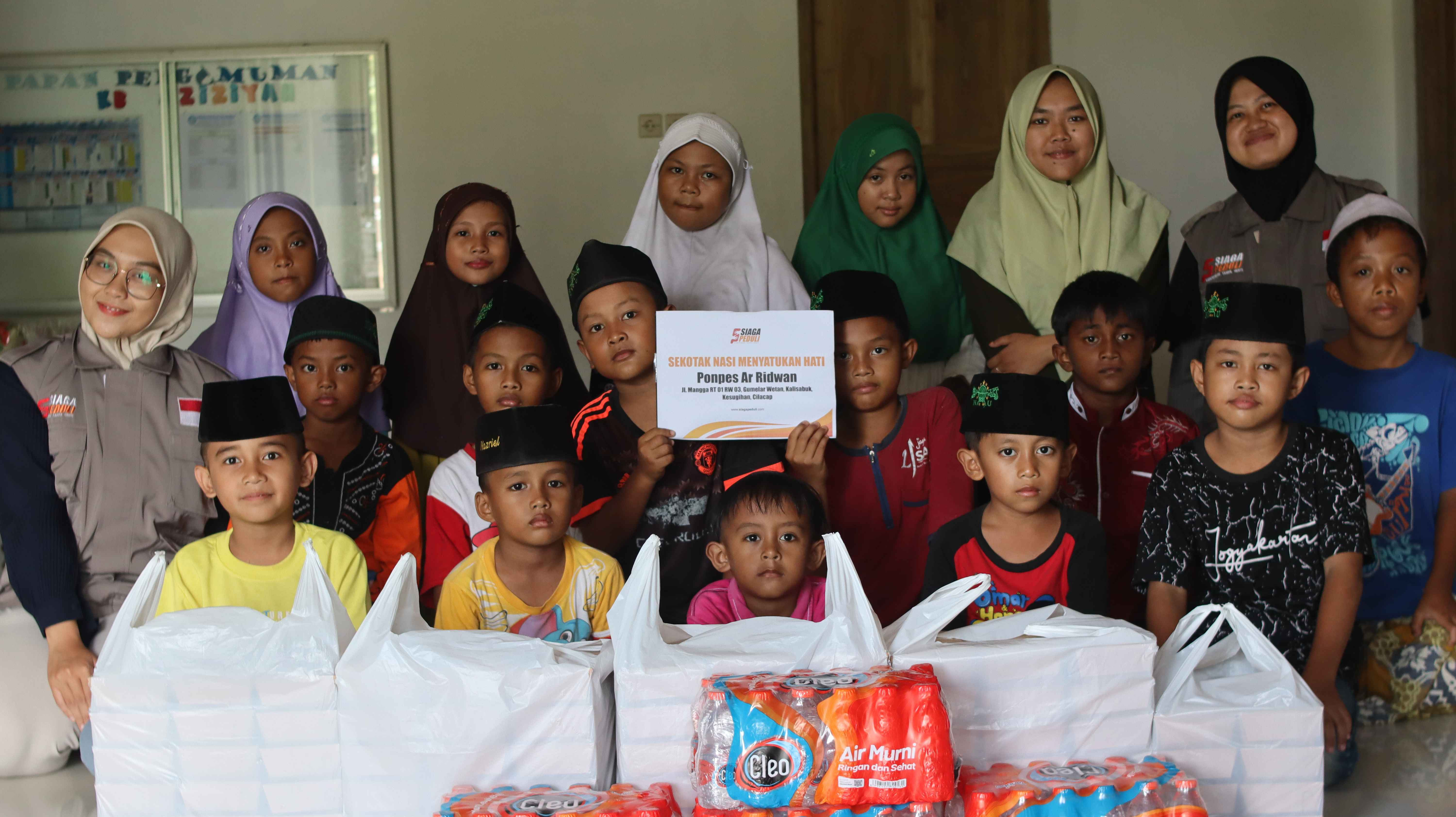Siaga Peduli Menyalurkan Bantuan Berupa Makanan Siap Santap Untuk Para Santri Pondok Pesantren Ar Ridwan