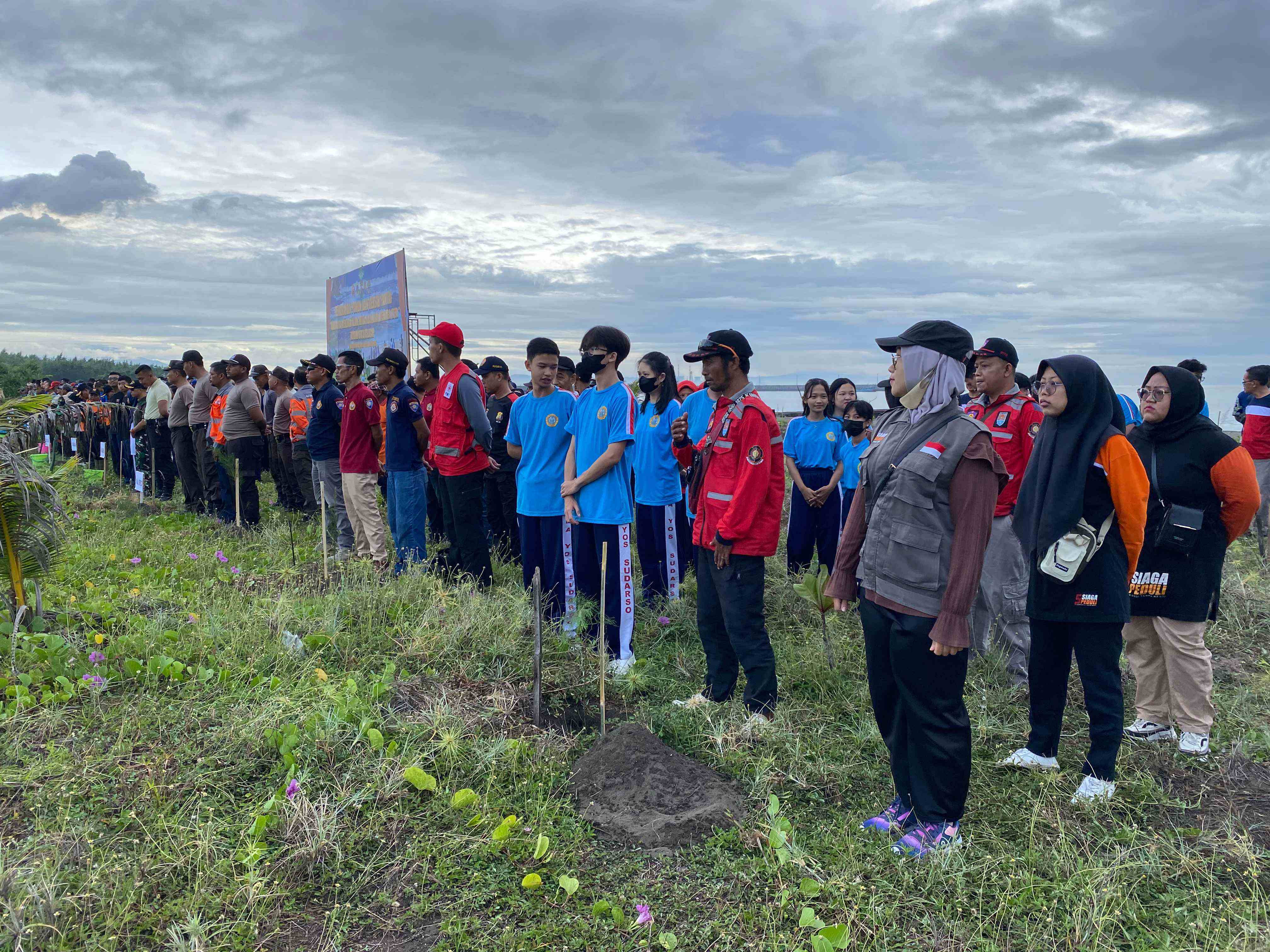 Siaga Peduli Ikut Serta Dalam Acara Penanaman Pohon Dan Bersih Pantai Teluk Penyu Bersama Kodim 0703/Cilacap