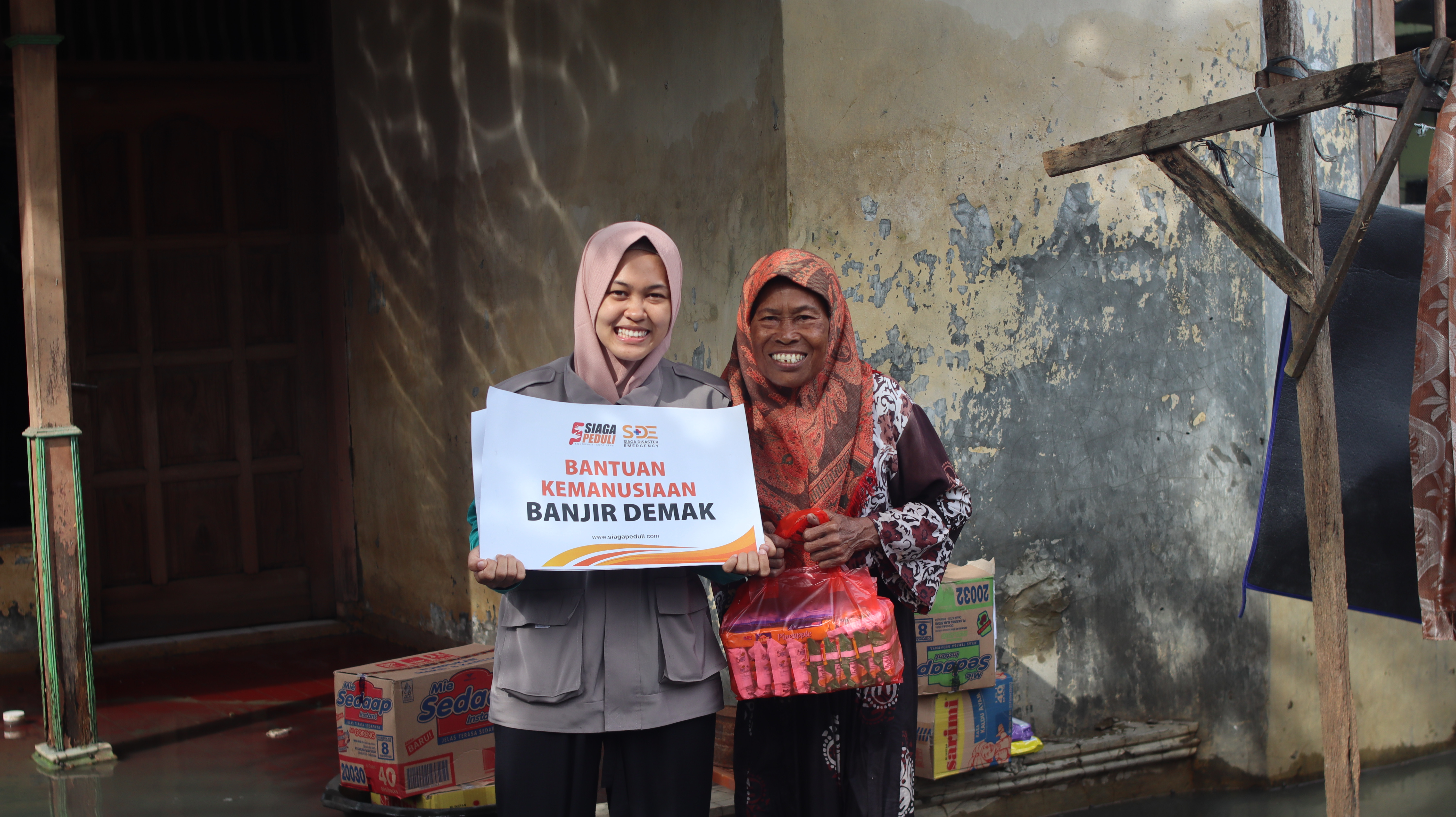 Siaga Peduli Salurkan Bantuan Logistik Untuk Warga Penyintas Banjir di Desa Kedungbanteng, Kec Karanganyar, Kab Demak.