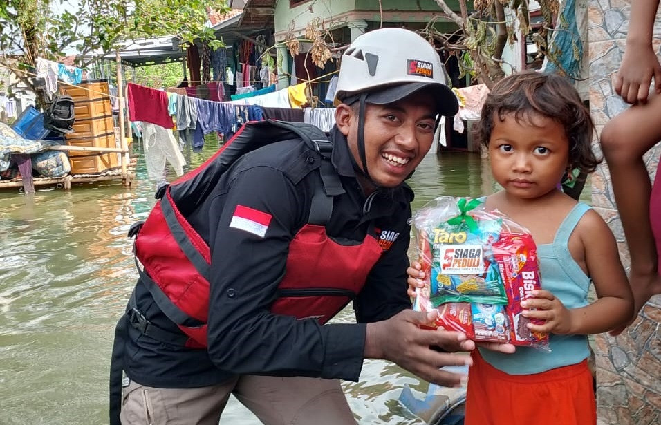 Siaga Peduli  menyalurkan Paket Makanan Tambahan Untuk Adik-Adik Penyintas Banjir, Demak