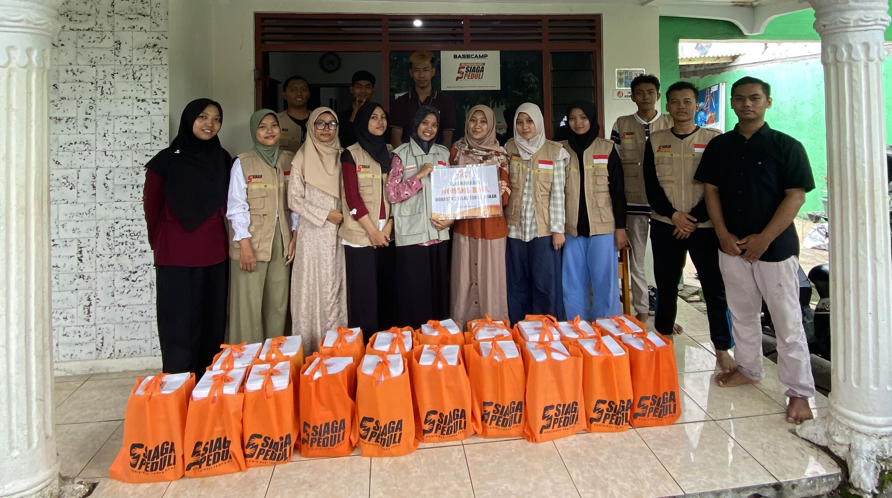 Siaga Peduli menyalurkan bantuan paket siap santap kepada para pejuang nafkah di titik pusat kota Kebumen.