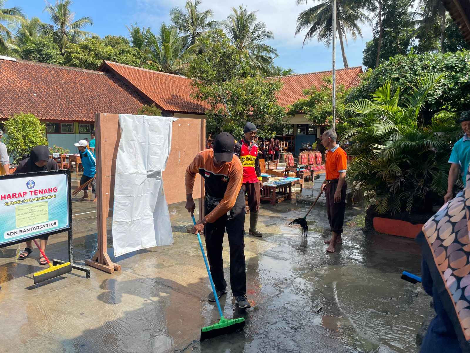 Siaga Peduli Ikut Dalam Giat Pembersiah Lumpur Pasca Banjir Akibat Tanggul Jebol di Desa Bantarsari, Cilacap