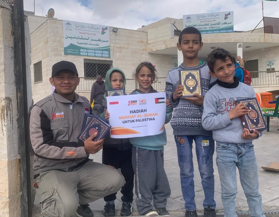 Siaga Peduli Salurkan Mushaf Al Qur'an Untuk Anak-anak Palestina Penghafal Qur'an di Camp Muqobbalain