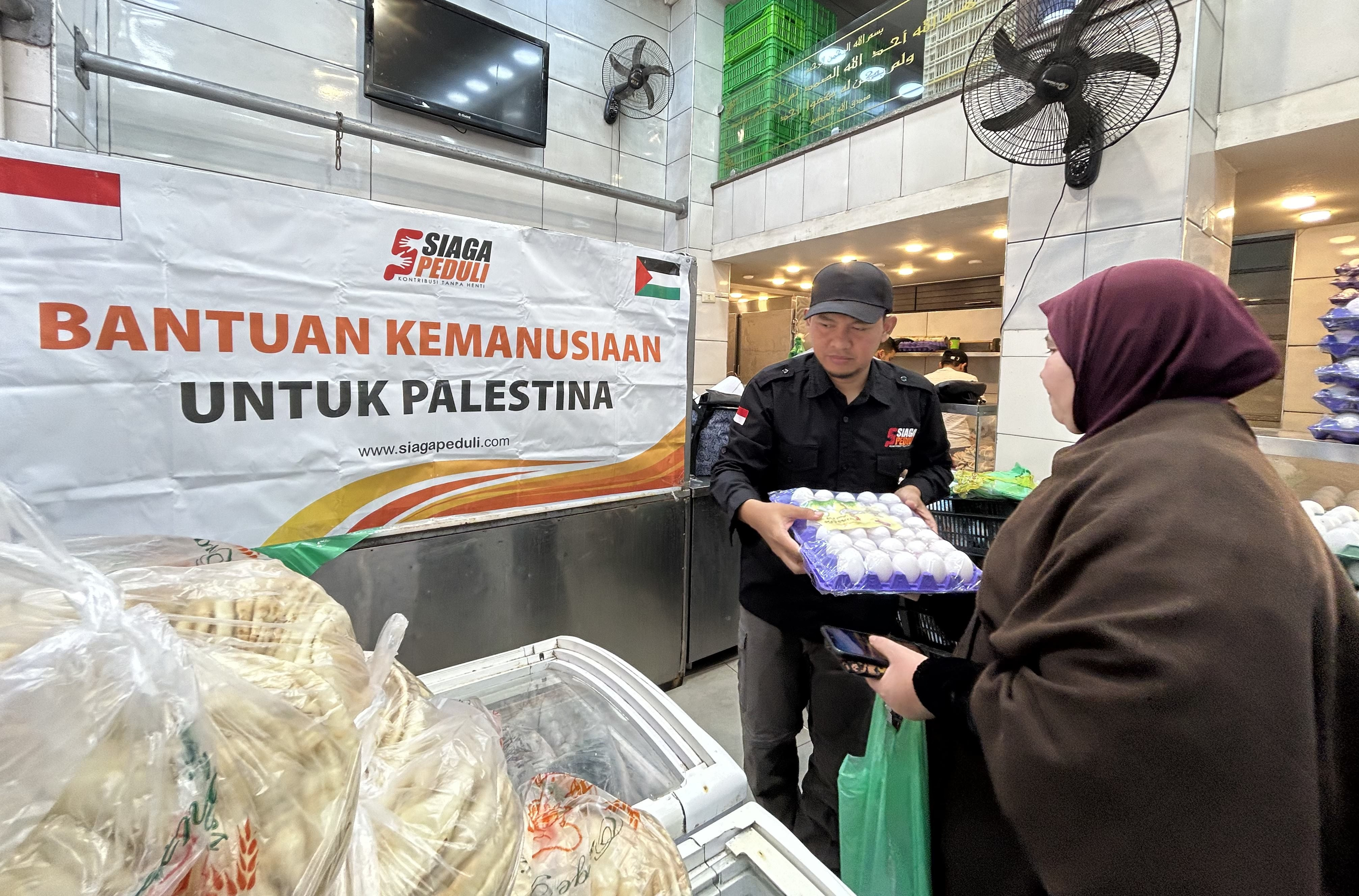 Siaga Peduli mendistribusikan bantuan berupa bahan makanan bergizi Daging Ayam, Telur, Roti Khubuz untuk warga Palestina yang mengungsi di Camp Mahhatouh, Amman, Jordania.