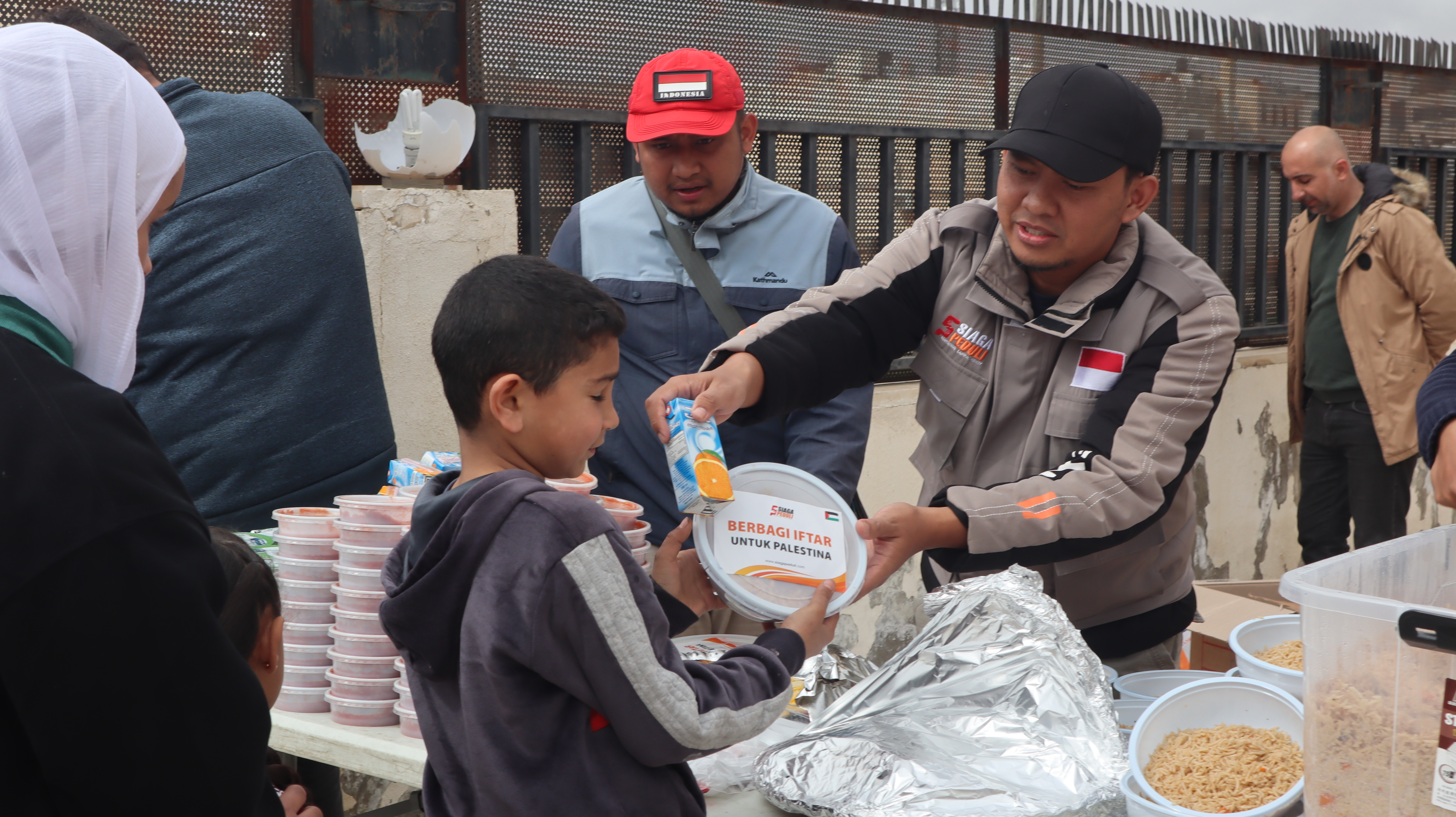 Siaga Peduli Salurkan Paket Buka Puasa untuk Masyarakat Palestina di Camp Muqobbalain