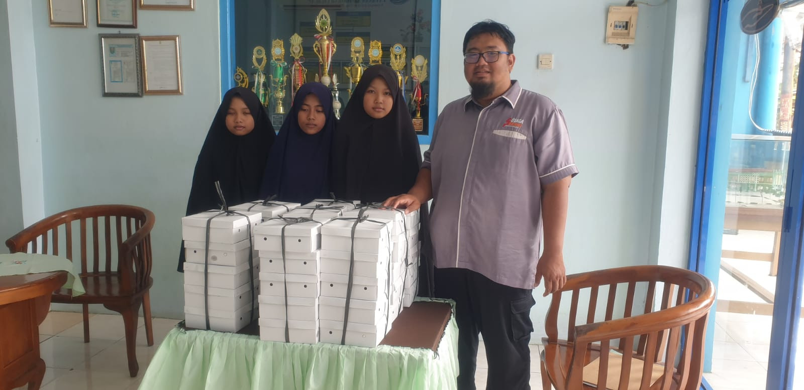 Siaga Peduli Salurkan Paket Buka Puasa Untuk Panti Asuhan AL-AQOBAH dan MAIS (Ma'had Ali Imam Syafi'i), Cilacap.