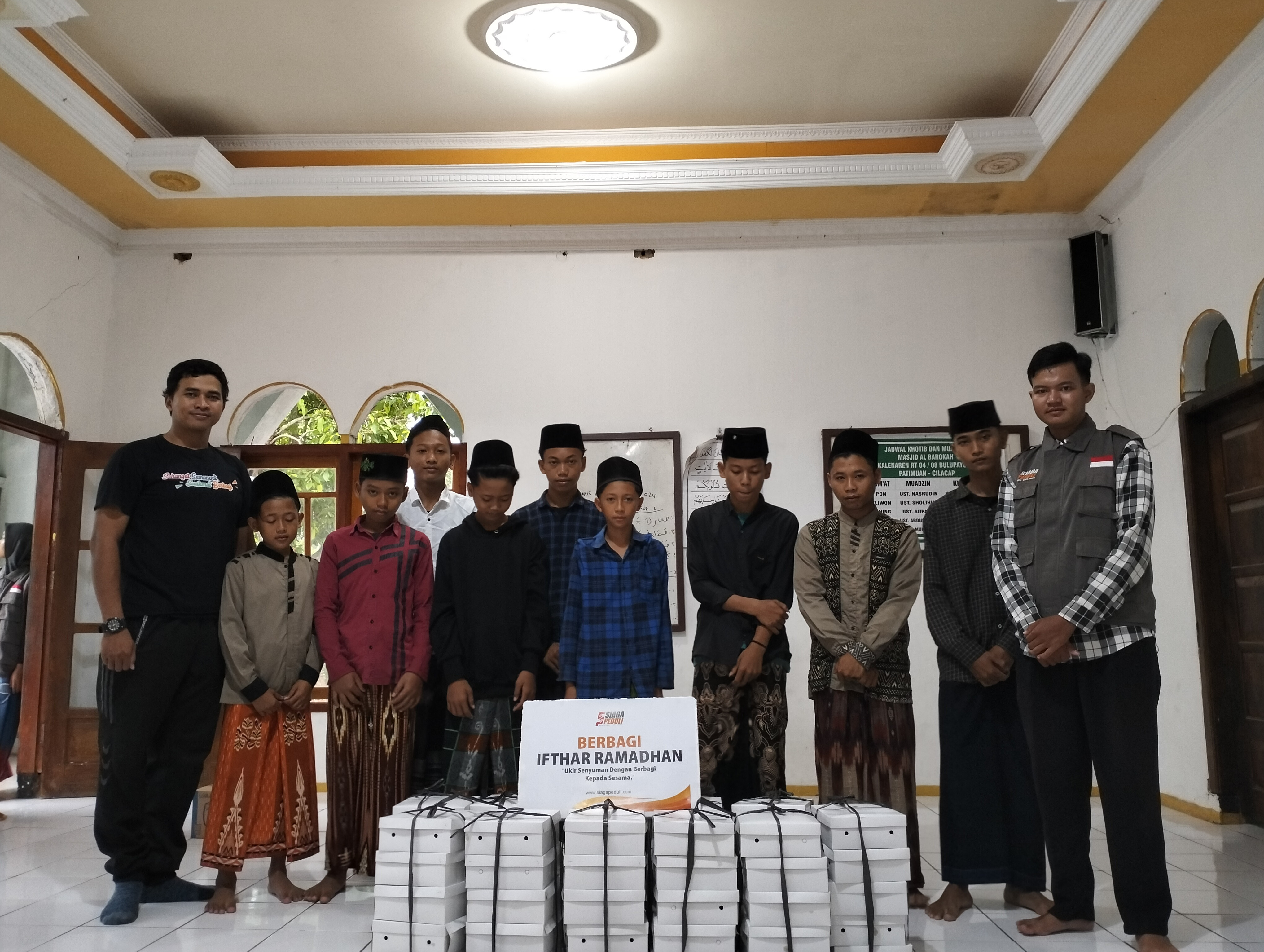 Siaga Peduli menyalurkan ratusan paket buka puasa di Pondok Pesantren Ell-Futhah Patimuan, Cilacap