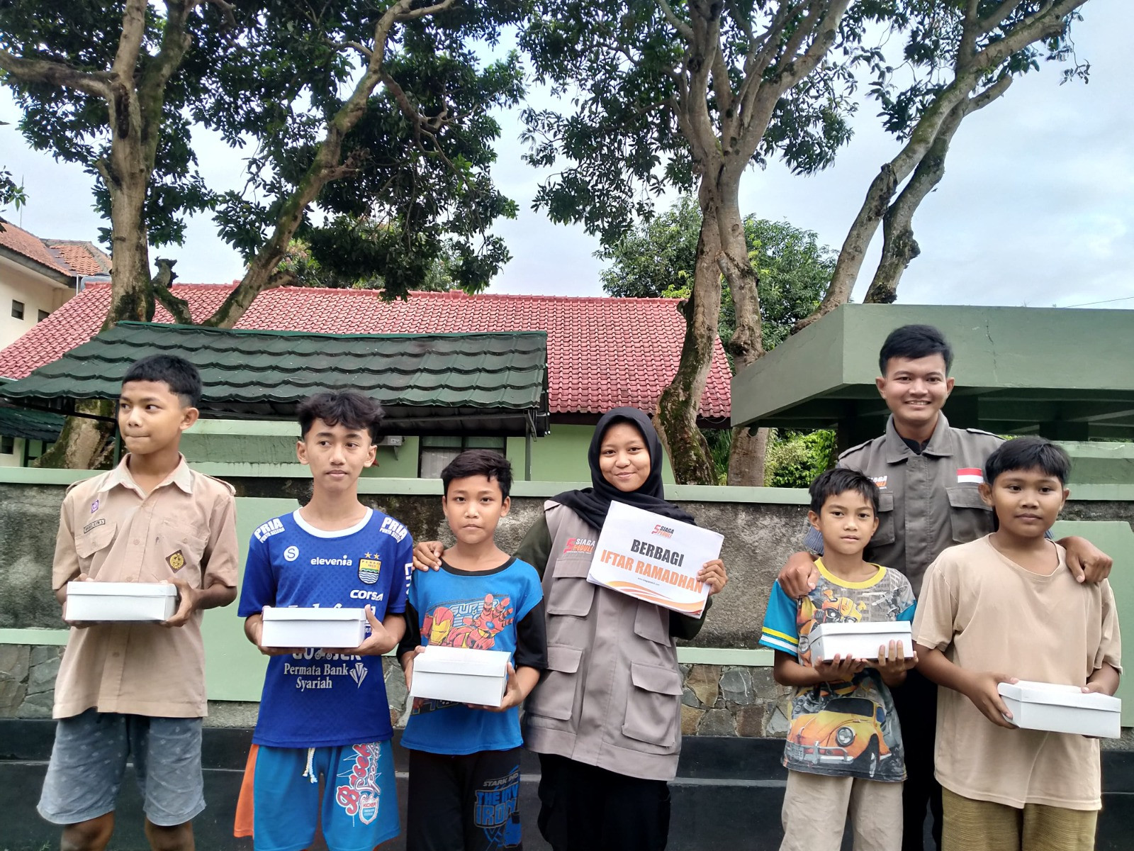 Sebanyak 200 paket iftar disalurkan untuk Masjid Nurul Jannah, TPQ At-Taubah dan para pejuang nafkah yang di bagikan secara on the road.