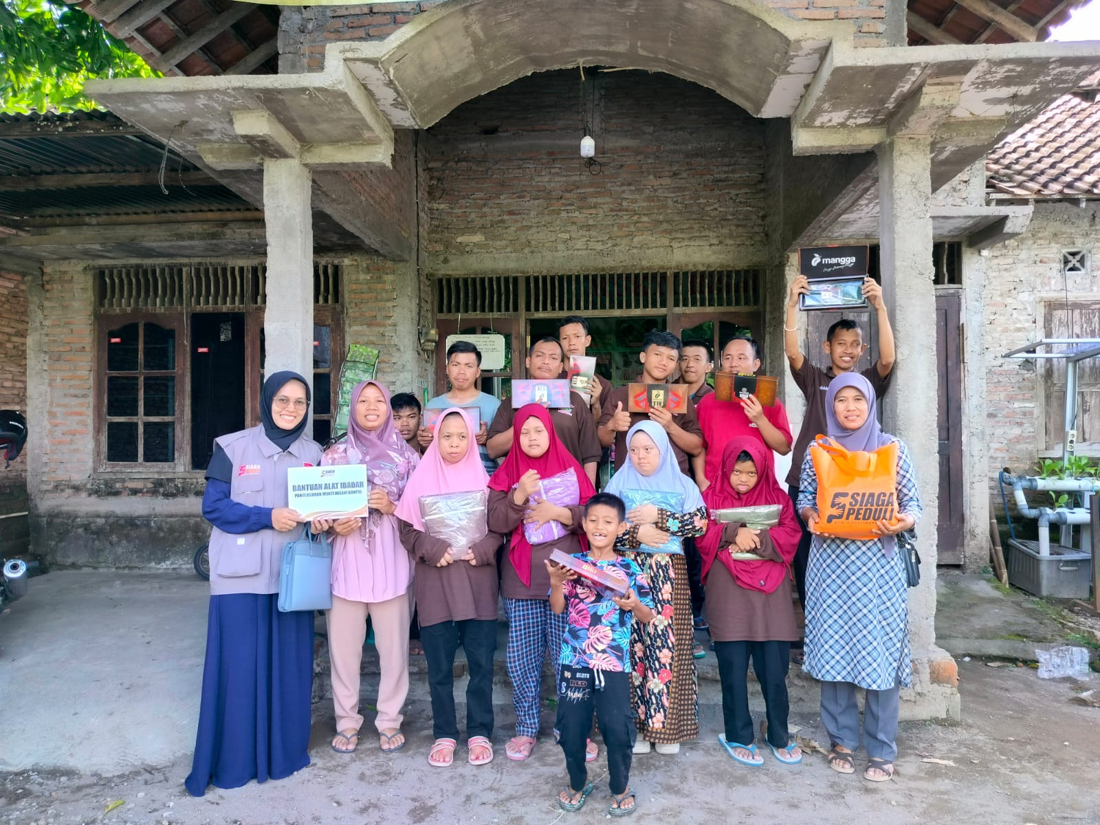 Siaga Peduli menyaluran paket perlengkapan ibadah untuk anak-anak penyandang disabilitas di Sumbermulyo, Bambanglipuro, Bantul Yogyakarta.