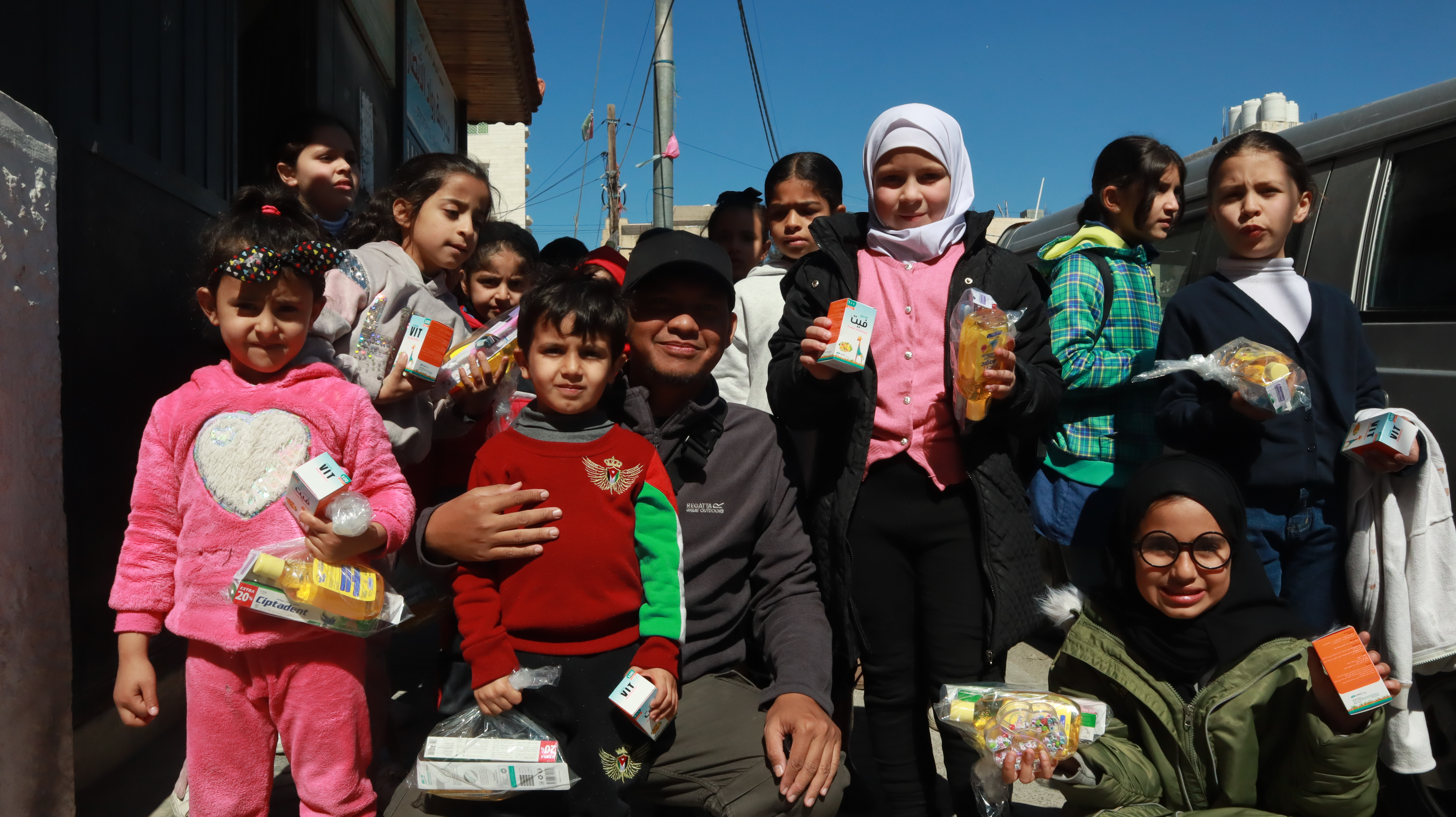 Siaga Peduli menyalurkan paket vitamin kepada anak-anak palestina dari Camp Hussein