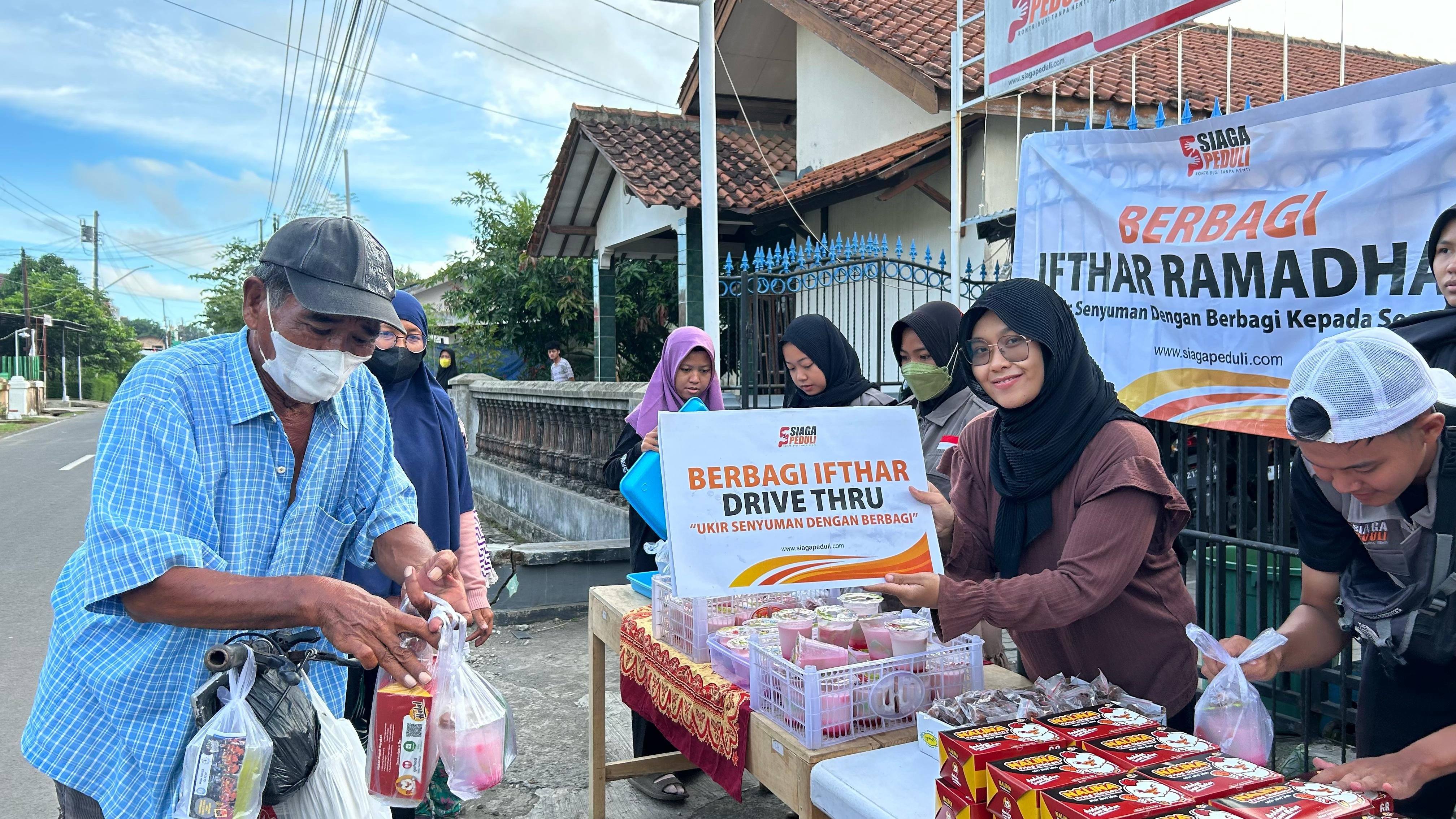 Siaga Peduli Bagikan Paket Iftar Drive Thru Untuk Para Warga dan Pengendara Ojol di Depan Kantor Siaga Peduli, Jl Kendeng, Sidanegara, Cilacap.