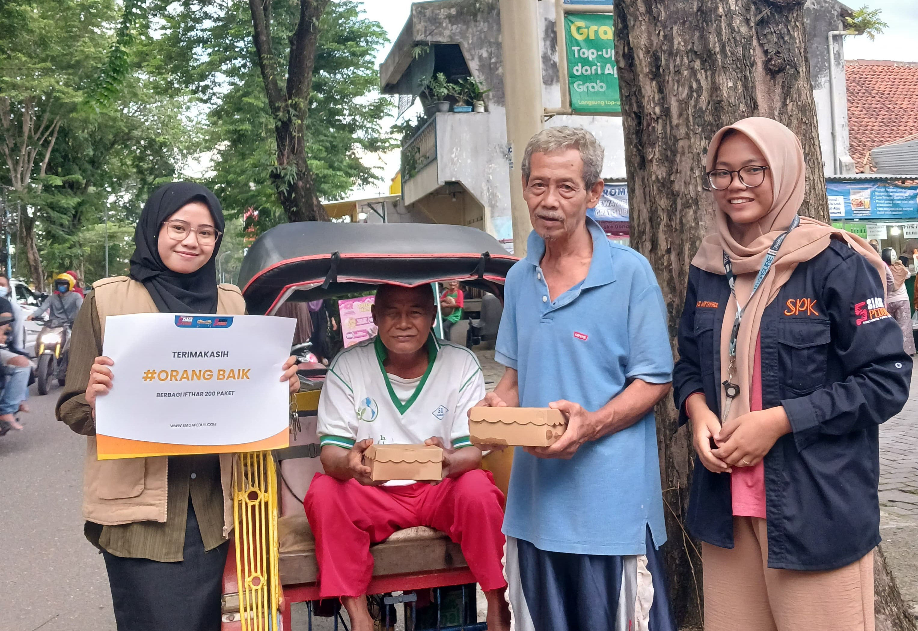 Siaga Peduli Kebumen membagikan paket  takjil dan iftar di area Kota Kebumen untuk pejuang nafkah