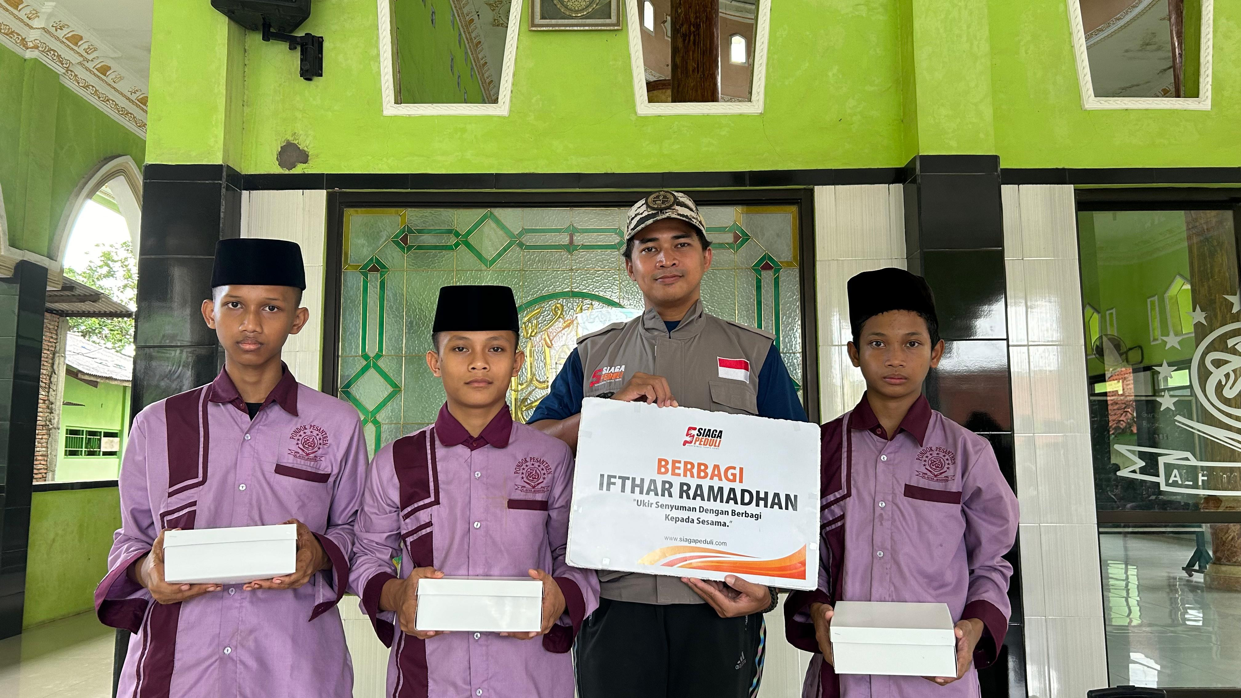 Siaga Peduli menyalurkan paket Berbagi Buka Puasa kepada santri Pondok Pesantren Al Fatah Jayanihim