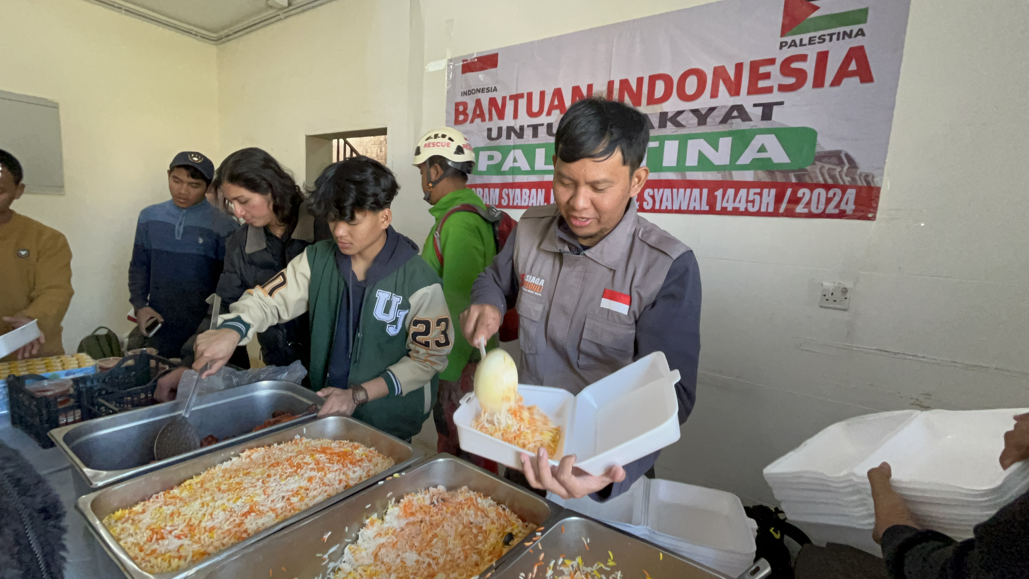 Siaga Peduli menyalurkan bantuan paket buka puasa dengan menyediakan makanan di Camp Bakah.