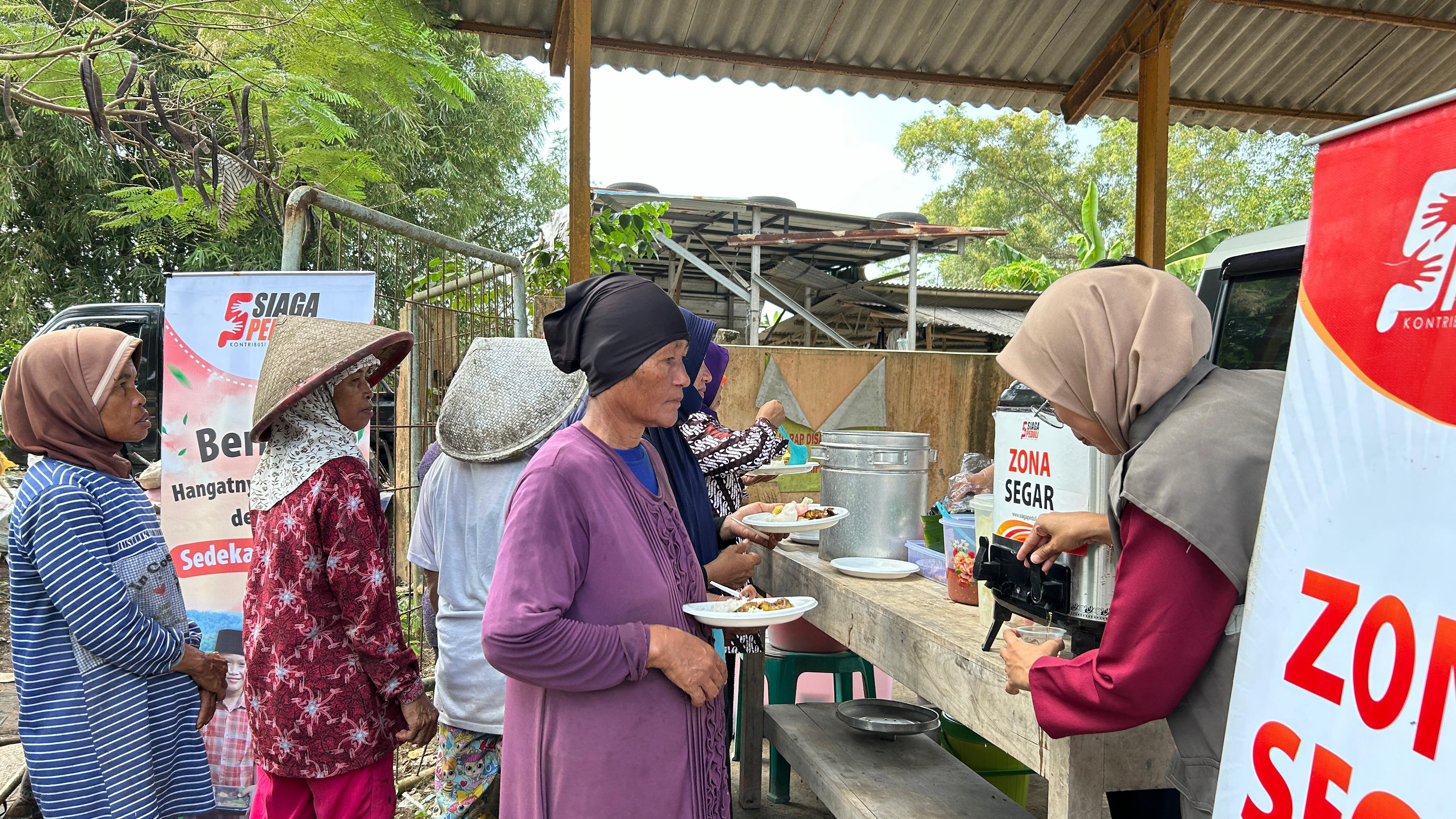 Siaga Peduli melaksanakan kegiatan sedekah pangan berbagi makanan dan Zona Segar untuk para pekerja di Tempat Pembuangan Akhir (TPA) Jeruklegi, Cilacap.