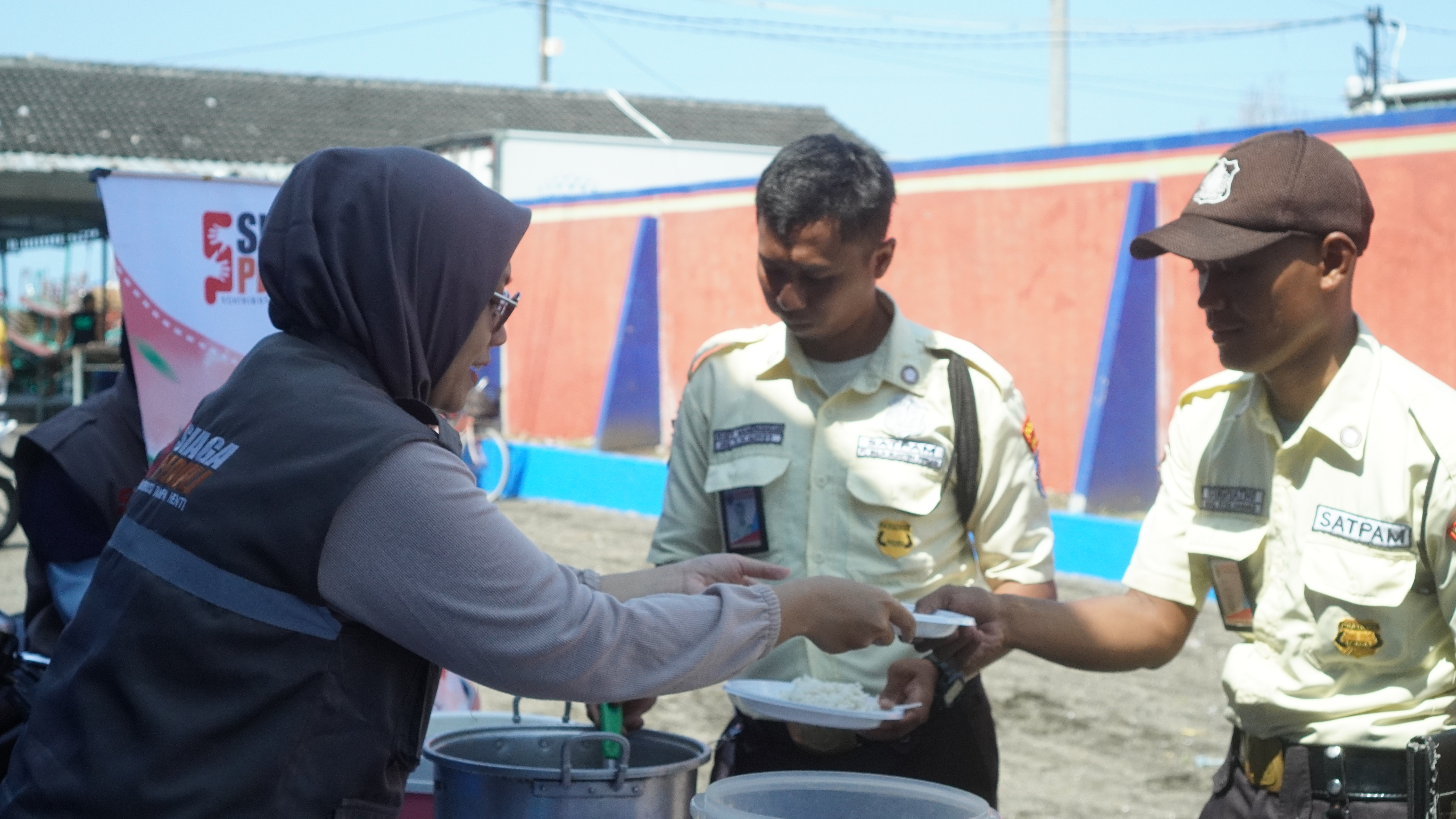 Siaga Peduli melaksanakan kegiatan sedekah pangan berbagi makanan dan Zona Segar untuk pejuang nafkah di Dermaga 3 PPS Cilacap