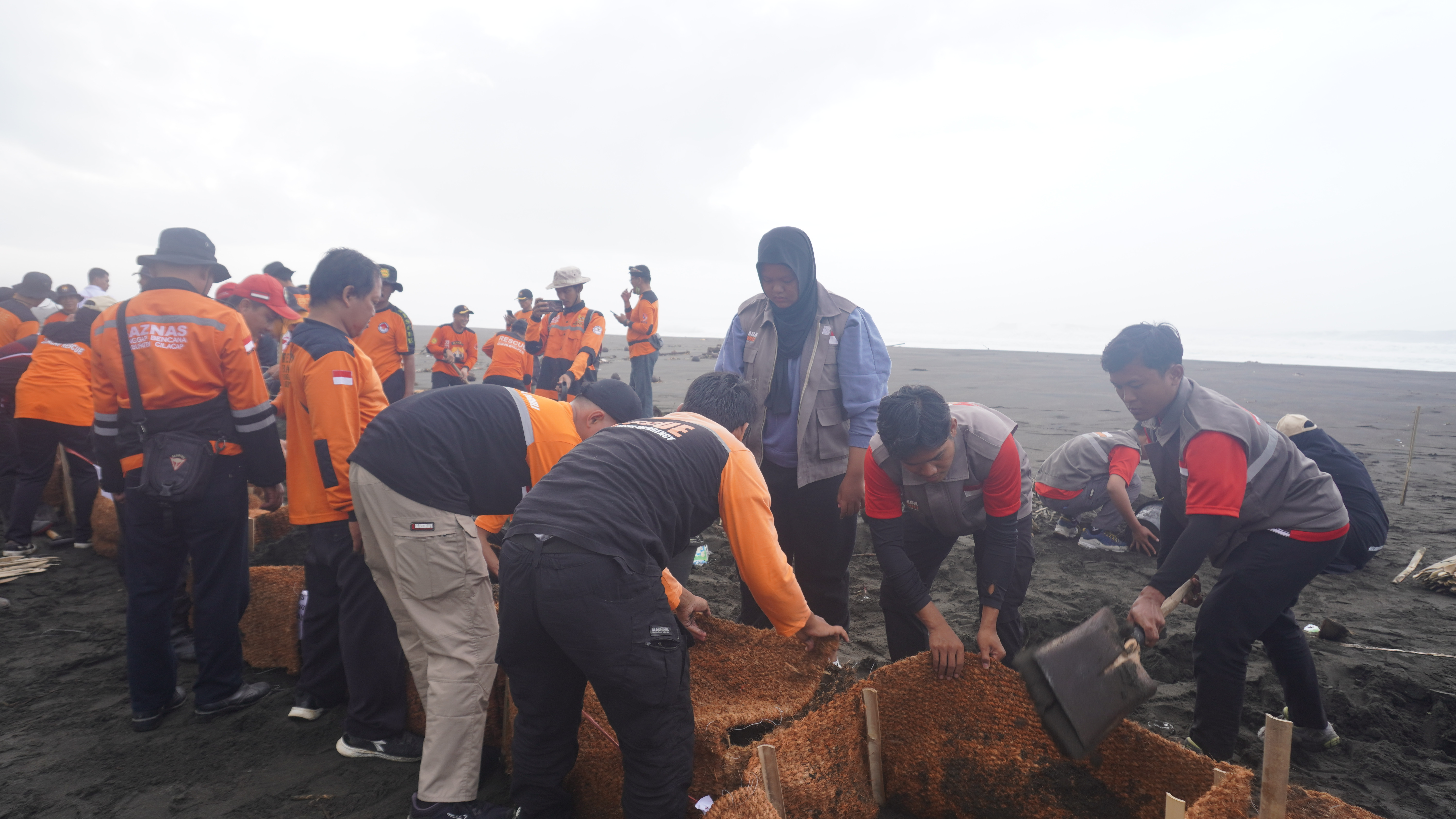 Cegah Abrasi, Siaga Peduli Ikut Aksi Pasang Bronjong Sabut Kelapa Sepanjang 60 Meter di Pantai Sodong