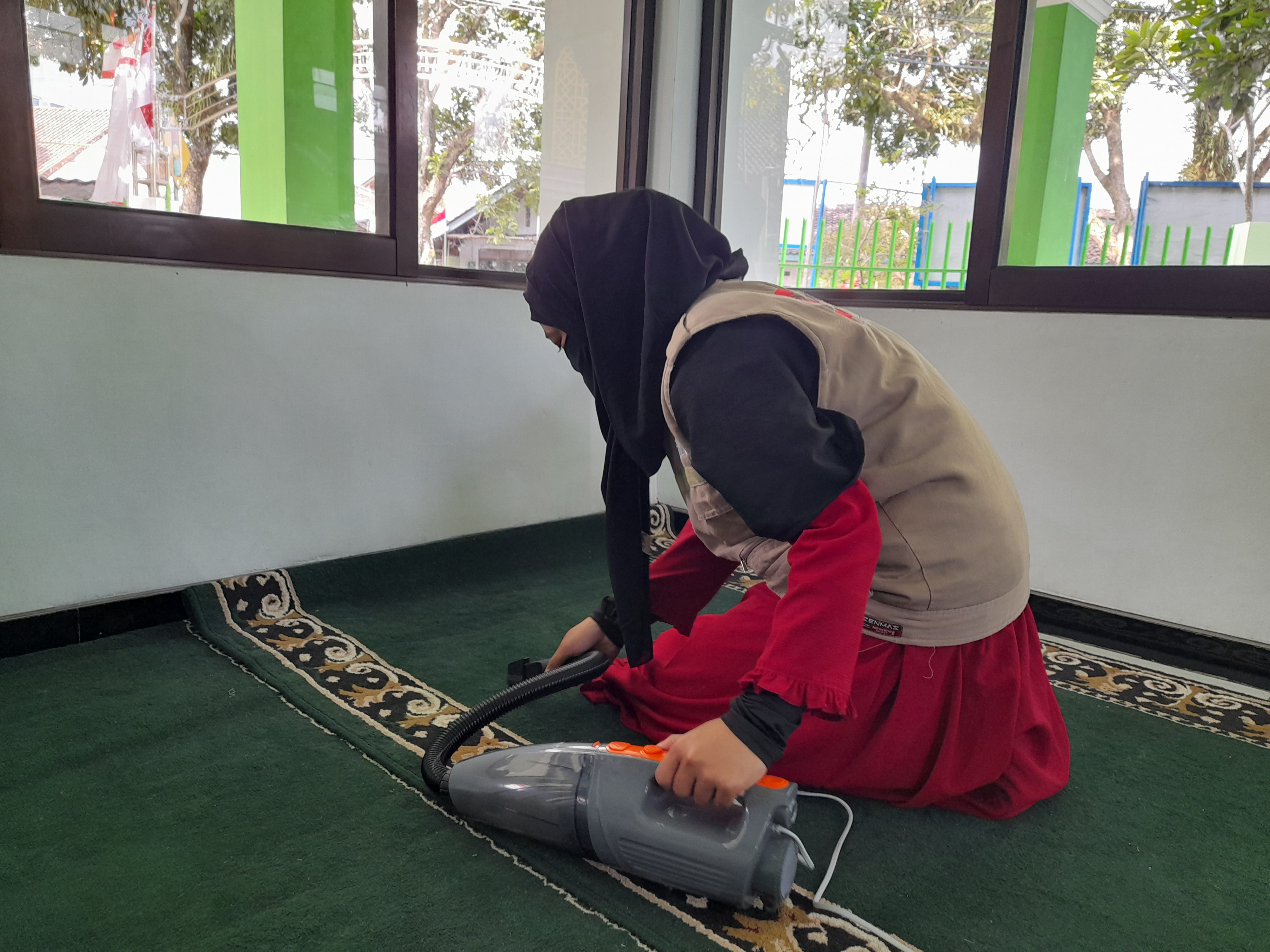 Siaga Peduli Temanggung  bergotong-royong membersihkan Masjid Al-Ashr, Temanggung