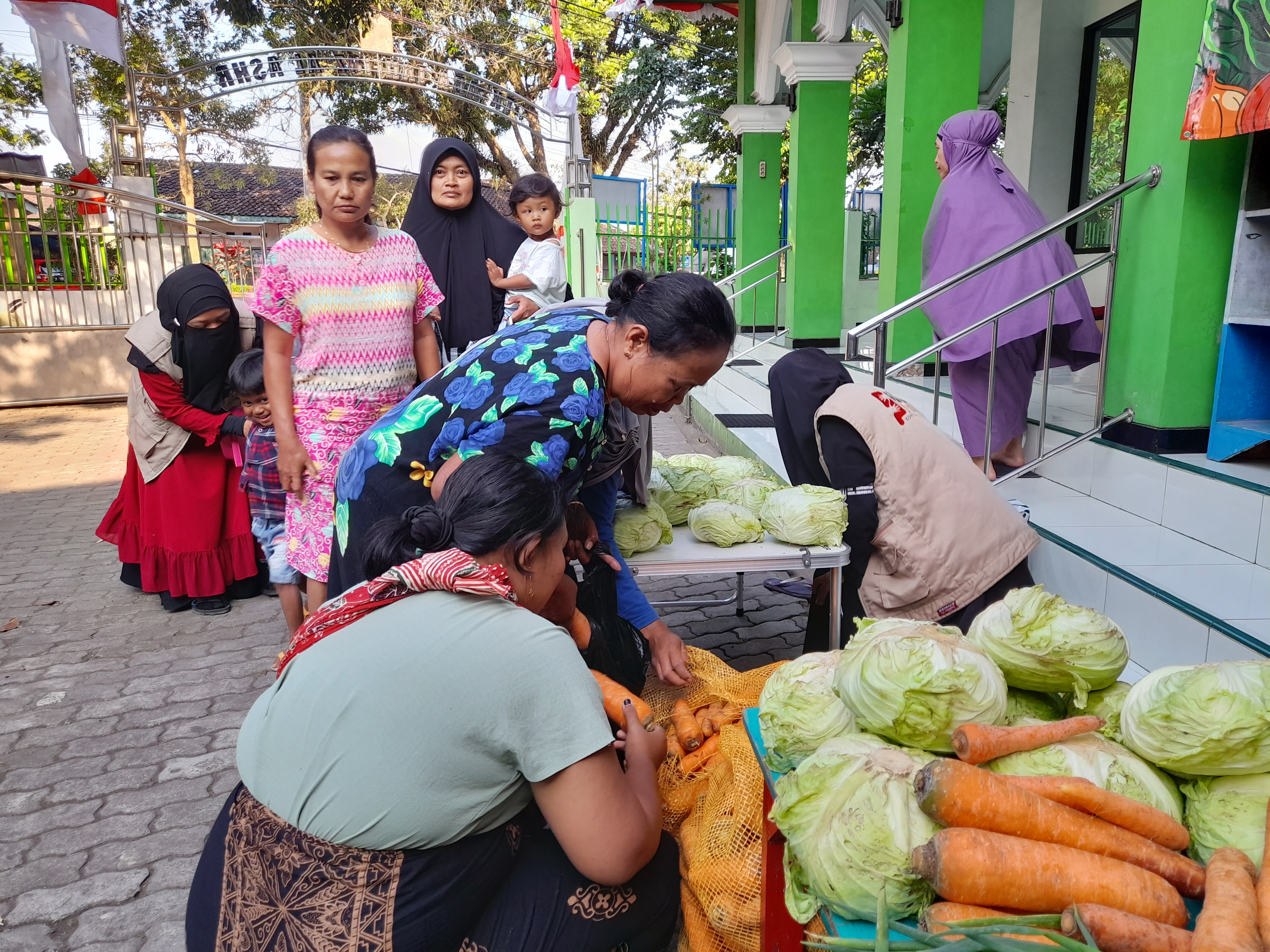 Siaga Peduli Temanggung mengadakan aksi Berbagi Sayuran pertama di sekitar Masjid Al-Ashr, Temanggung.