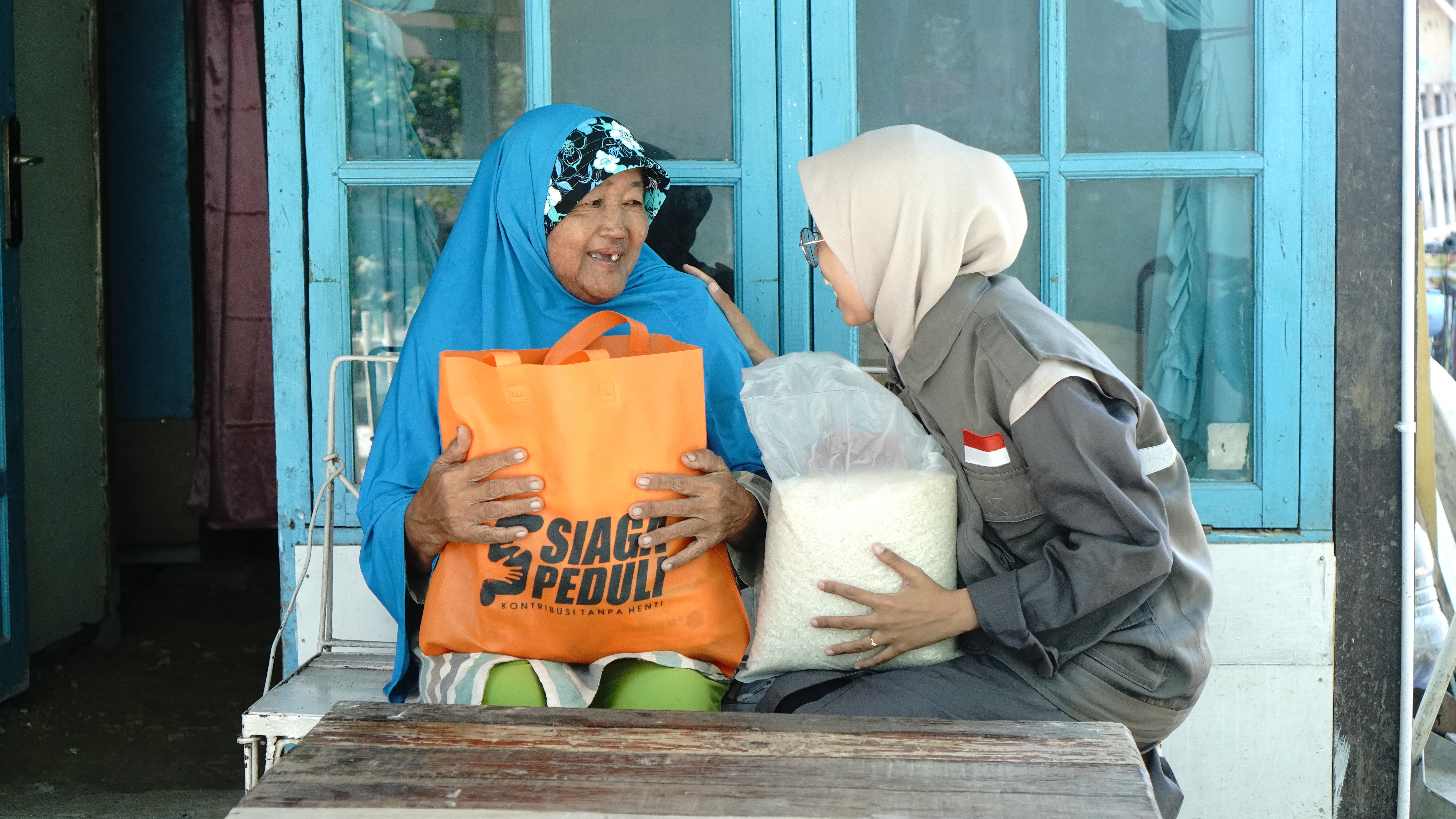 Berbagi Cinta Untuk Para Lansia Dhuafa Dengan Berbagi Paket Sembako