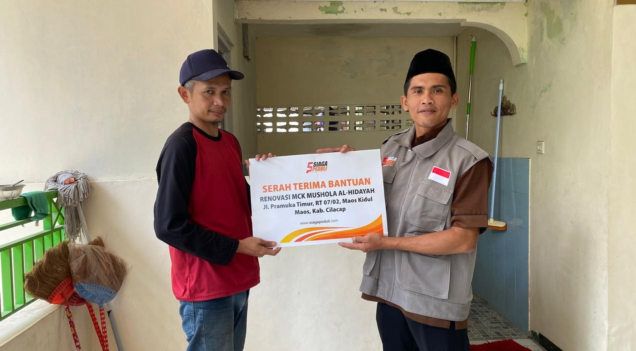Siaga Peduli menyerahkan bantuan untuk renovasi MCK, Toren, dan Pipa untuk Musholah Al Hidayah