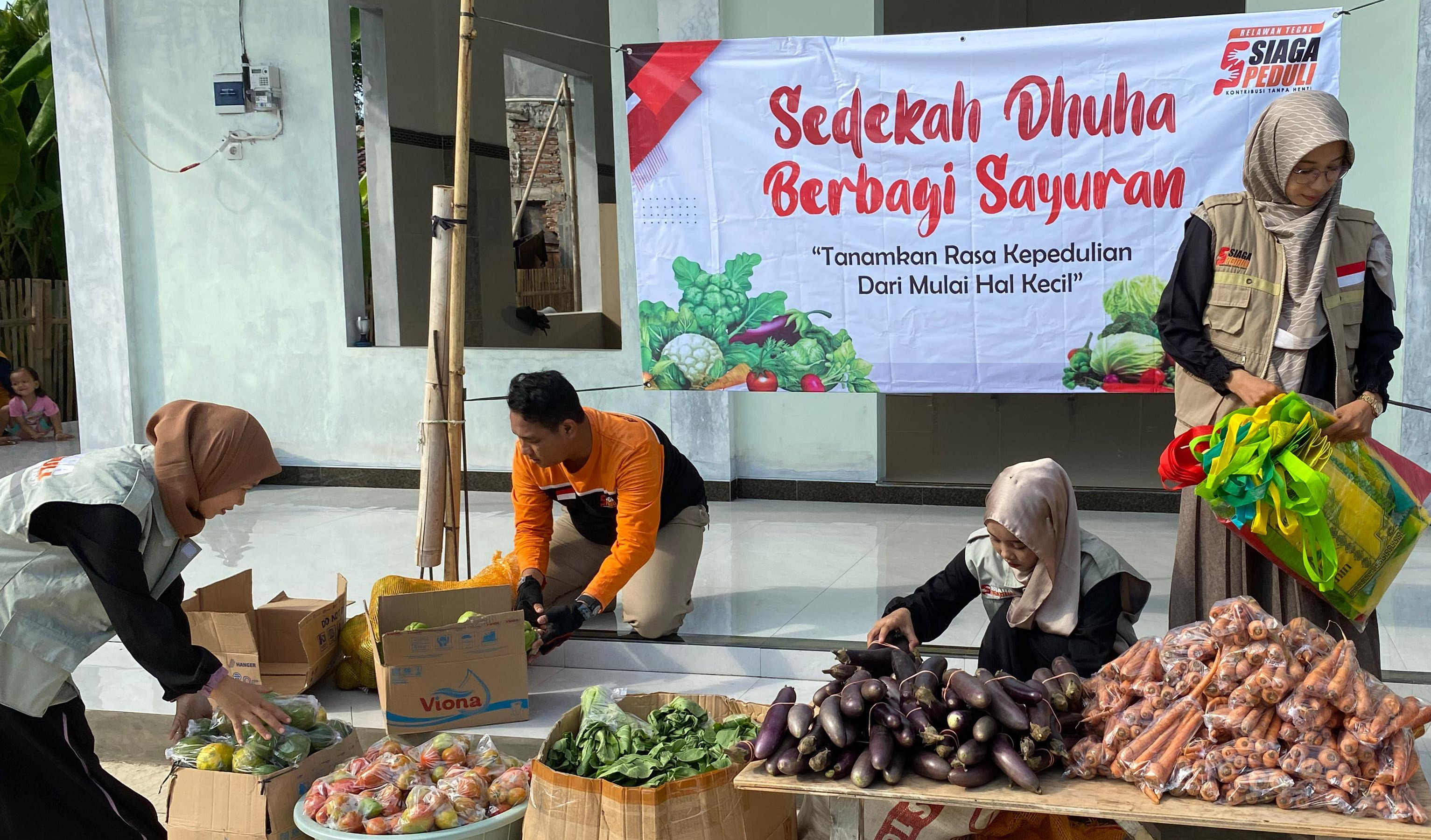 Siaga Peduli berbagi sayuran segar kepada para jamaah di Mushola Assalam, Tegal