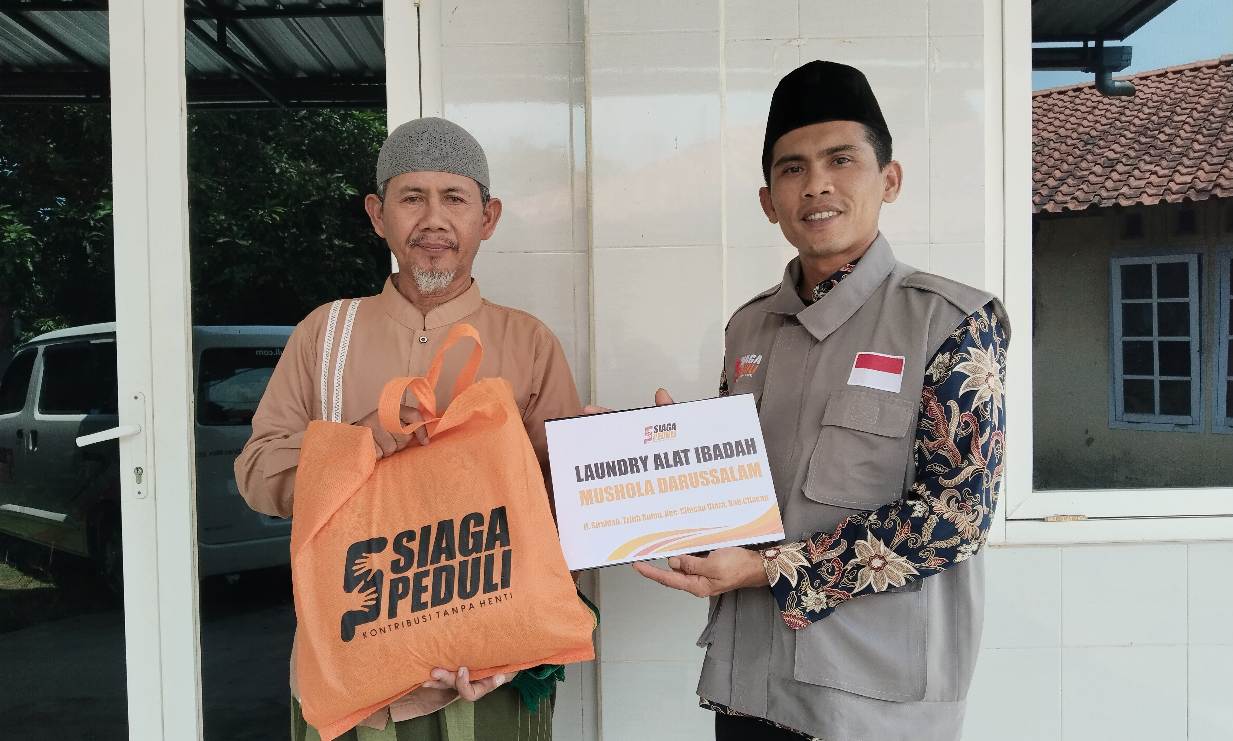 Siaga Peduli kembali melakukan program Laundry Alat Ibadah untuk Mushola Darussalam, Tritih Kulon, Cilacap Utara, Cilacap