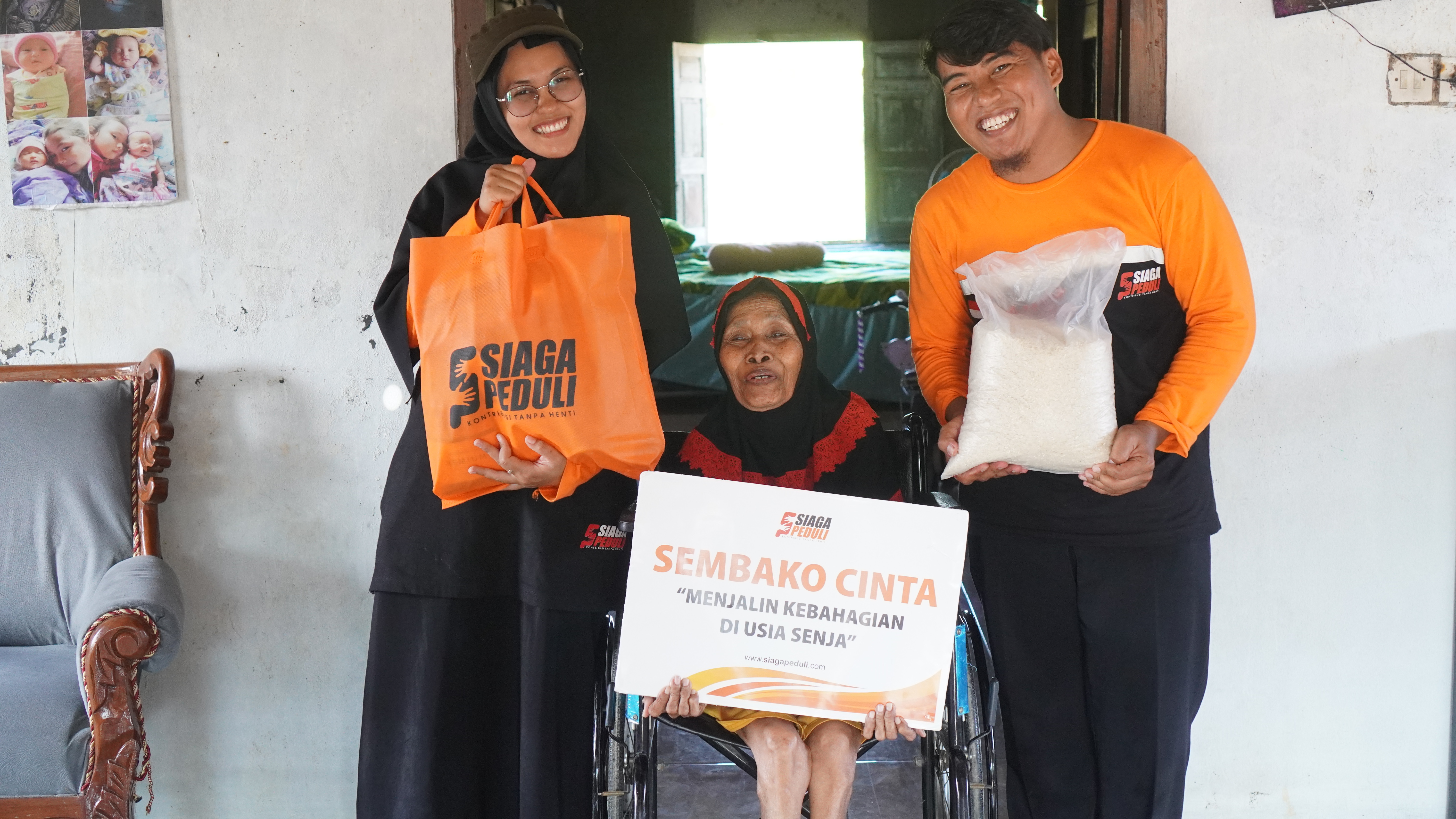 Siaga Peduli Hadirkan Sembako Cinta Untuk Lansia Dhuafa di Desa Klaces, Kampung Laut