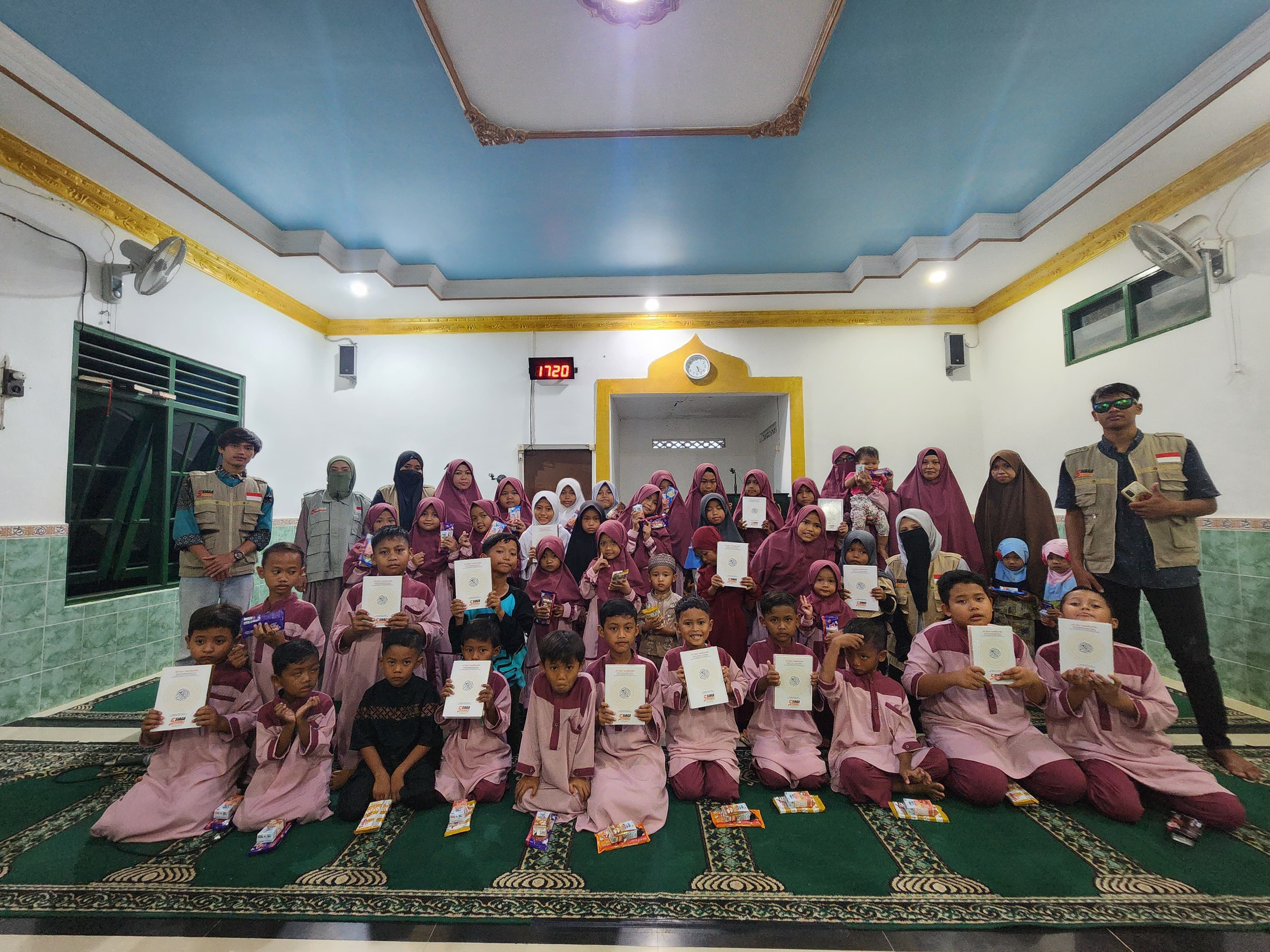 Tim Siaga Peduli berkesempatan untuk menyalurkan mushaf Al Qur'an bagi para santri TPA An Nur di Segaran, Delanggu, Klaten