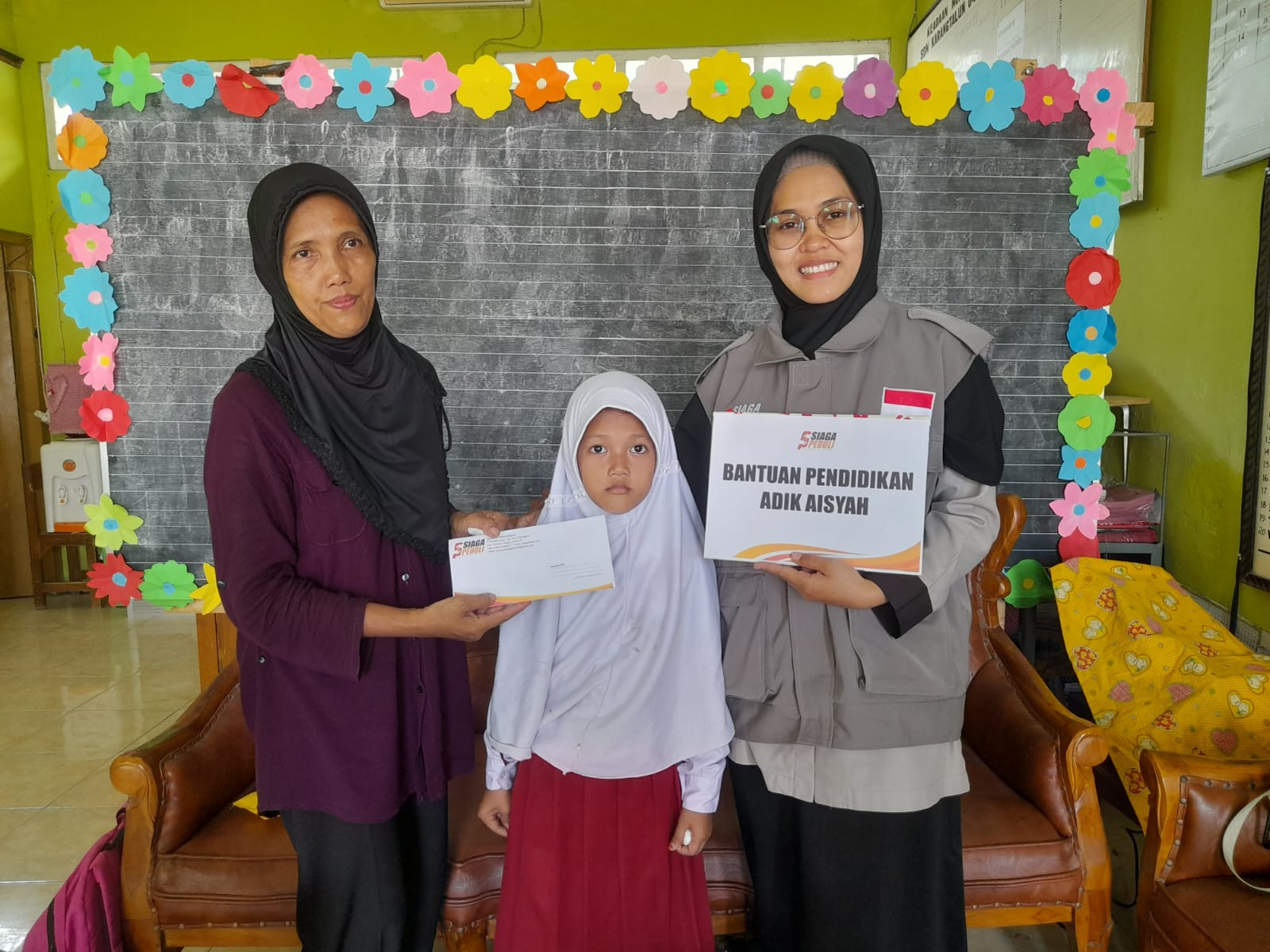 Siaga Peduli salurkan bantuan pendidikan unduk Adik Aisyah.