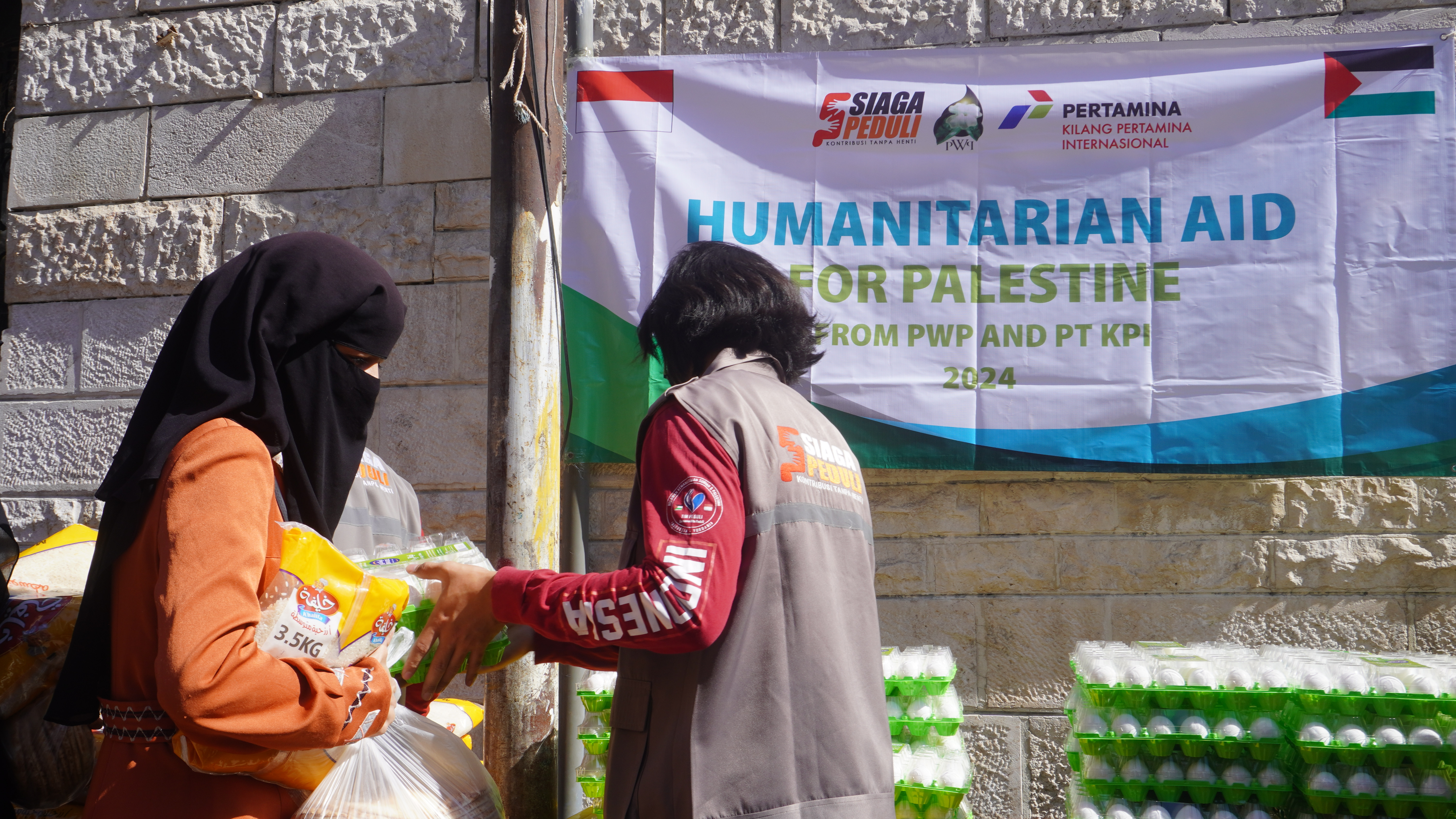 Siaga Peduli Bersama PWP Pertamina dan PT KPI RU IV Cilacap Salurkan Bantuan Food Coupon di Camps Wehdad