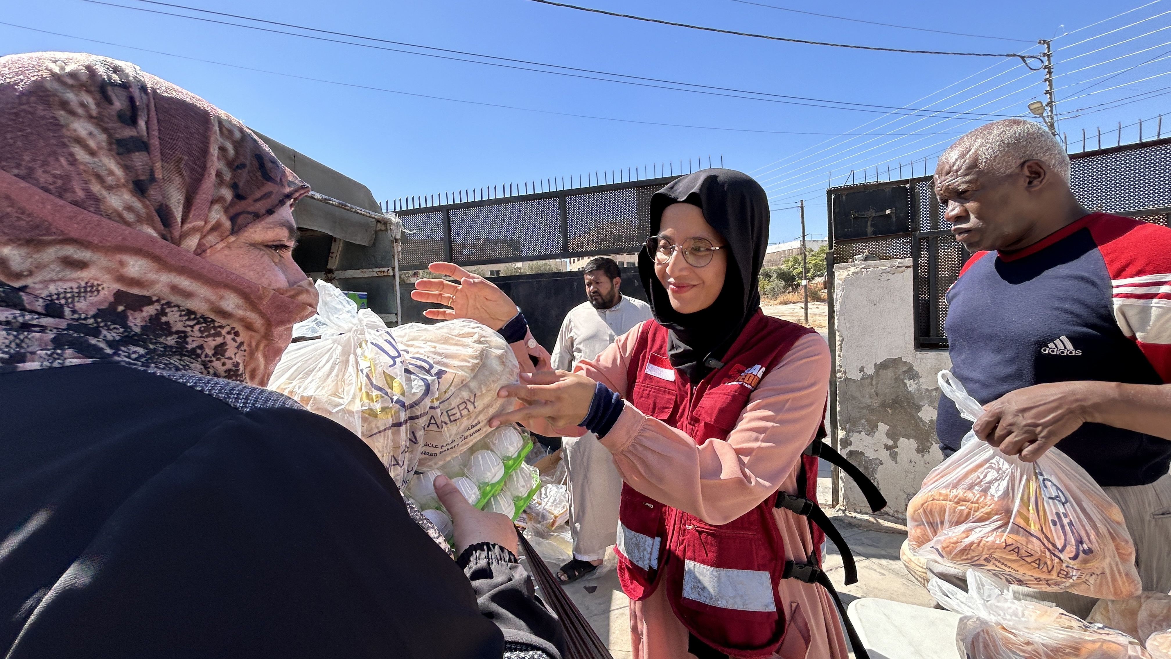 Senyum Bahagia Warga Palestina Saat Menerima Bantuan Bahan Makanan Dari #sahabatpeduli