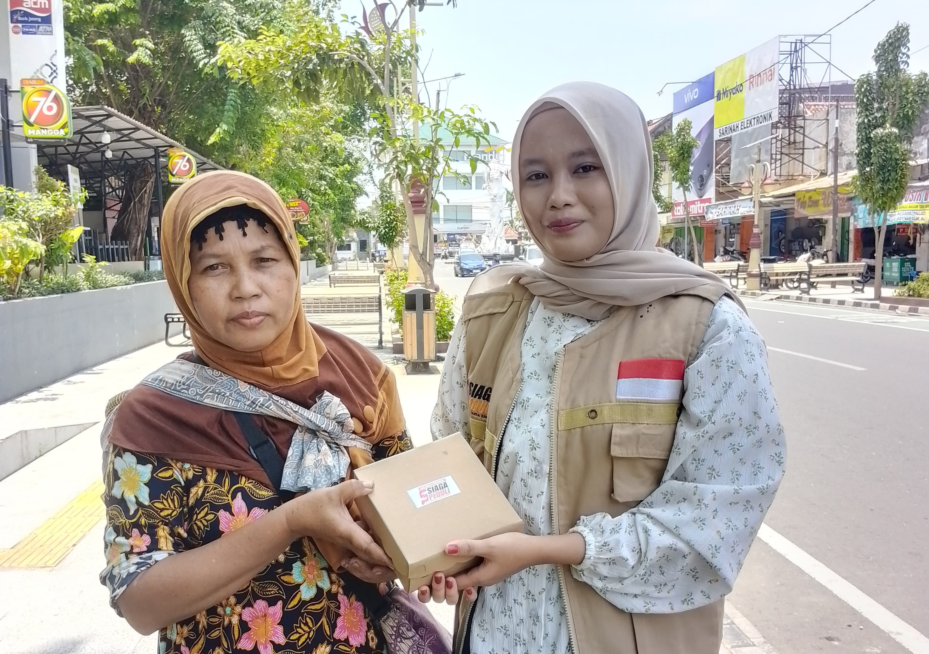Siaga Peduli Cabang Kebumen Menyalurkan Ratusan Paket Makanan Untuk Para Pejuang Nafkah di Kota Kebumen