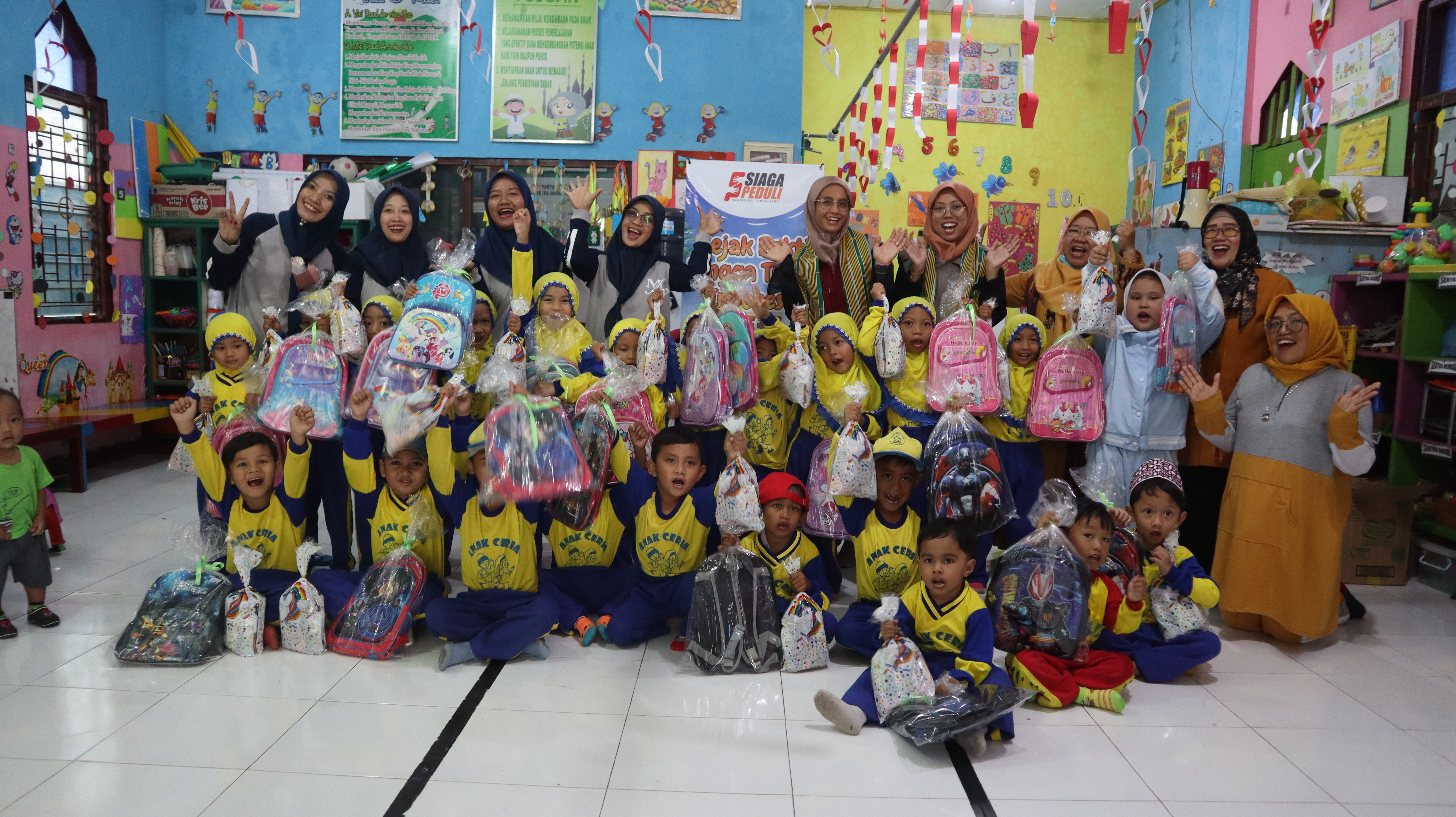 Siaga Peduli Berbagi Kebahagiaan Untuk Adik-Adik Paud Annisa, Taubneo, NTT Dengan Bermain dan Belajar Serta Berbagi Tas