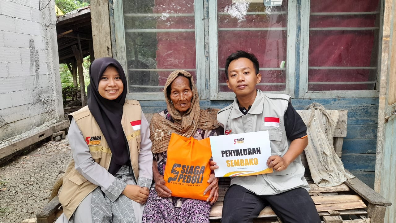 Siaga Peduli Menyalurkan Paket Sembako Untuk Para Lansia di Dukuh Dampit, Juwangi, Boyolali.