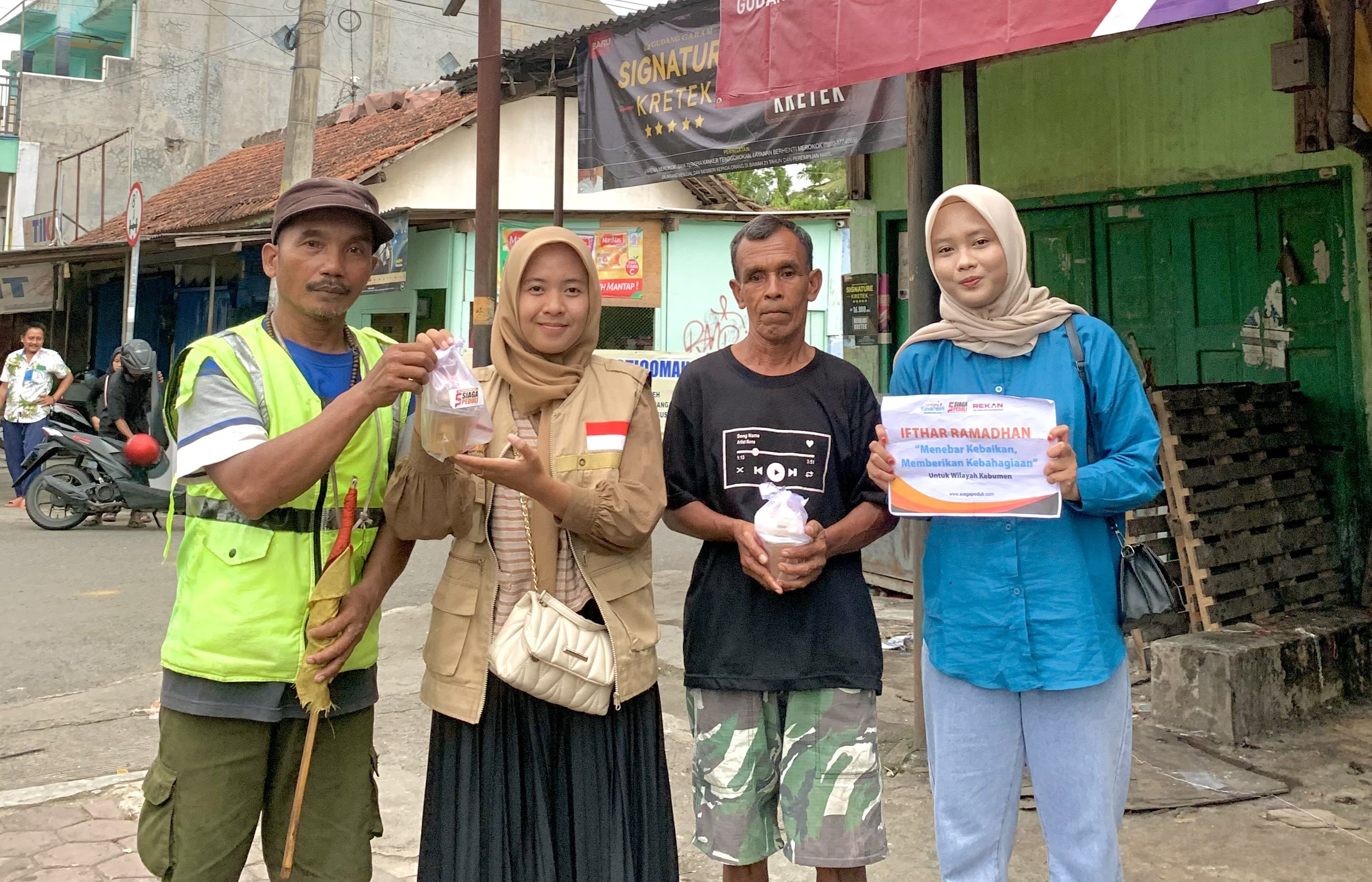 REKAN Kebumen Bagikan 200 Takjil di Hari Pertama Puasa Ramadhan