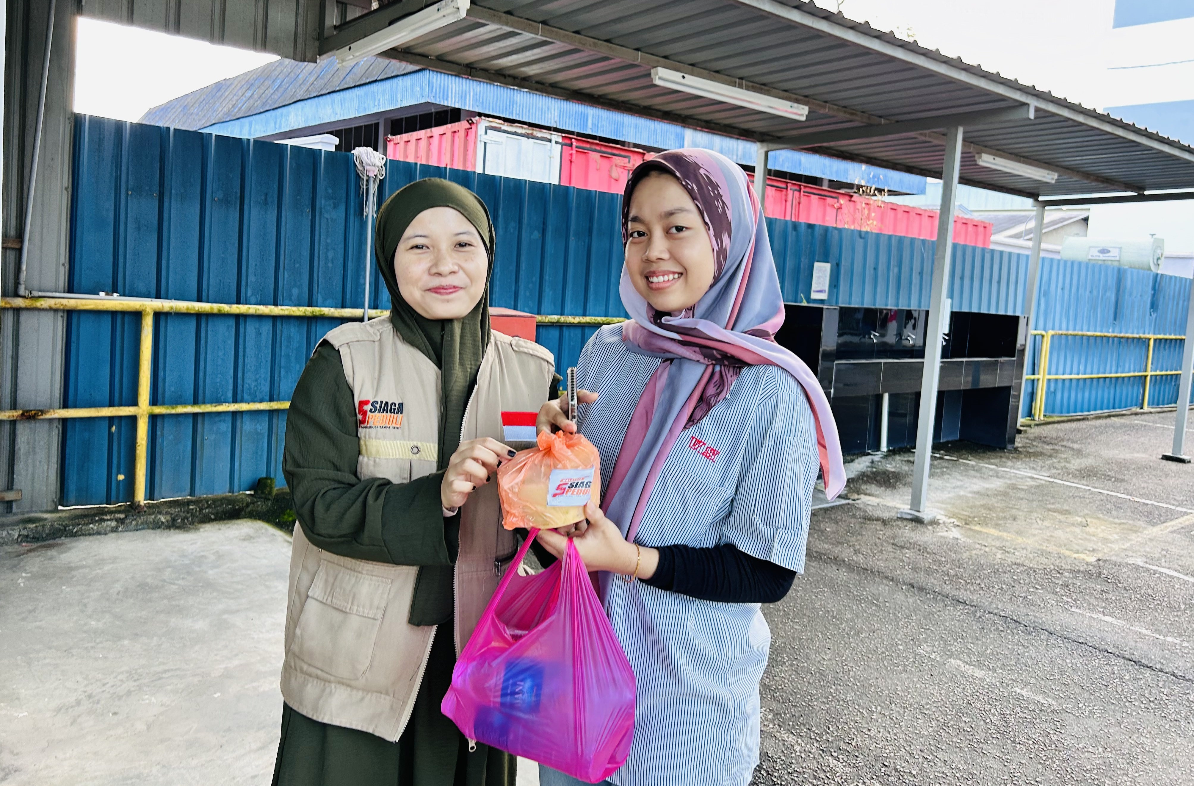 Berbagi Takjil untuk Pejuang Keluarga di Tanah Rantau Malaysia