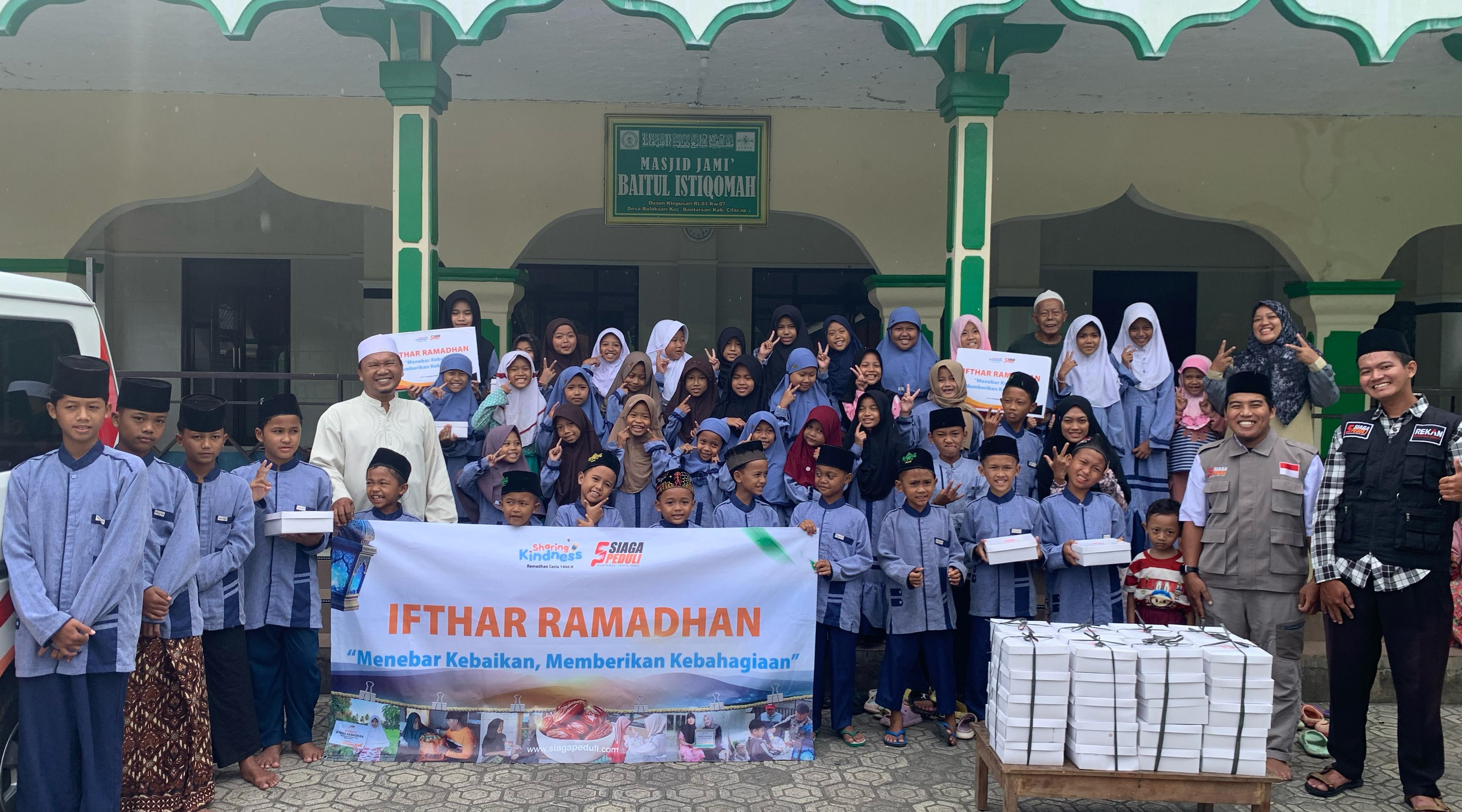 Berbagi Kebahagiaan Bersama Santri Ponpes Al Hamidiyah