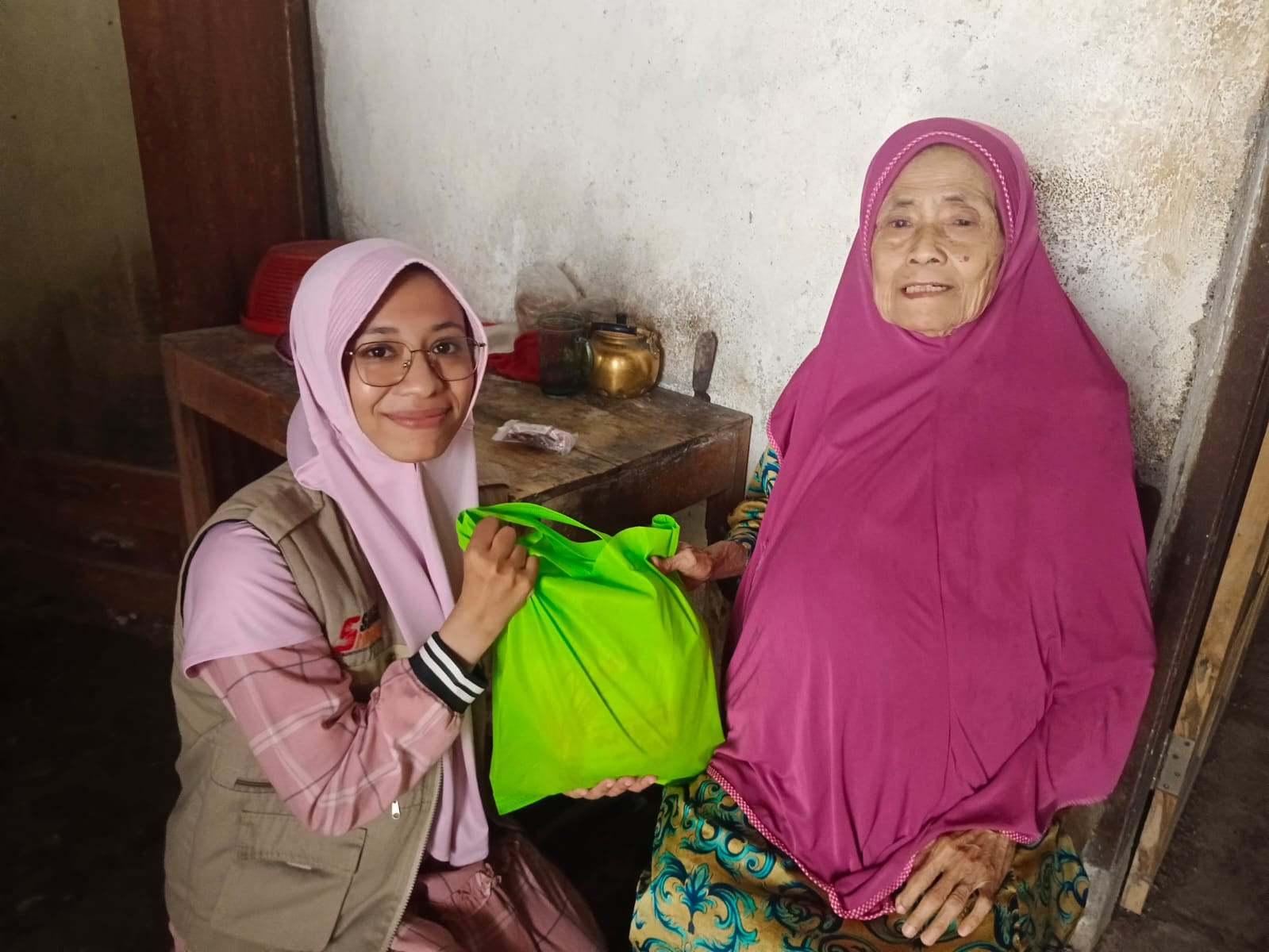 Ramadhan, Bulan Terbaik untuk Berbagi, REKAN Tegal Berbagi Beras Untuk Lansia